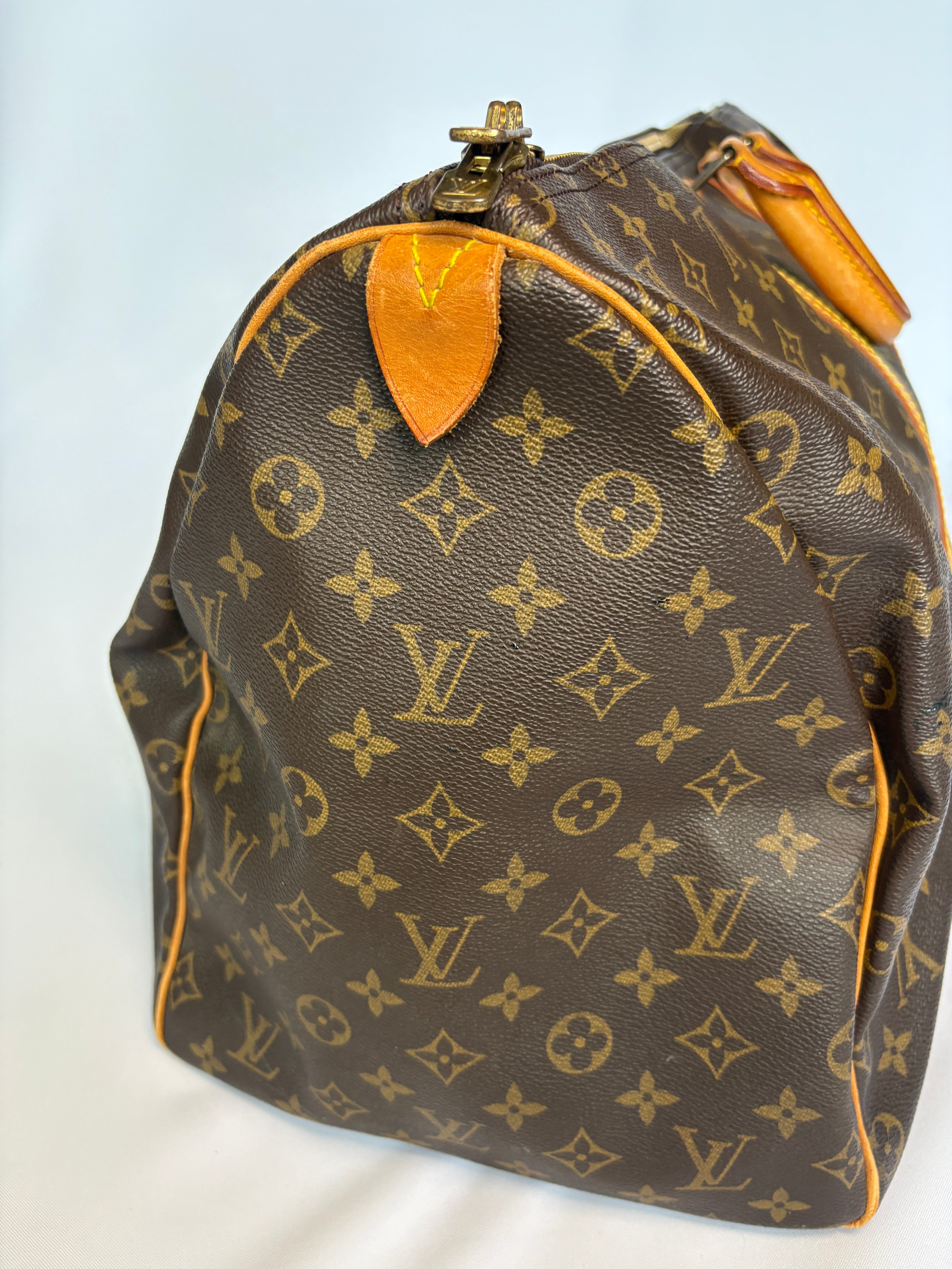 Louis Vuitton Keepall 55 monogram zijkant