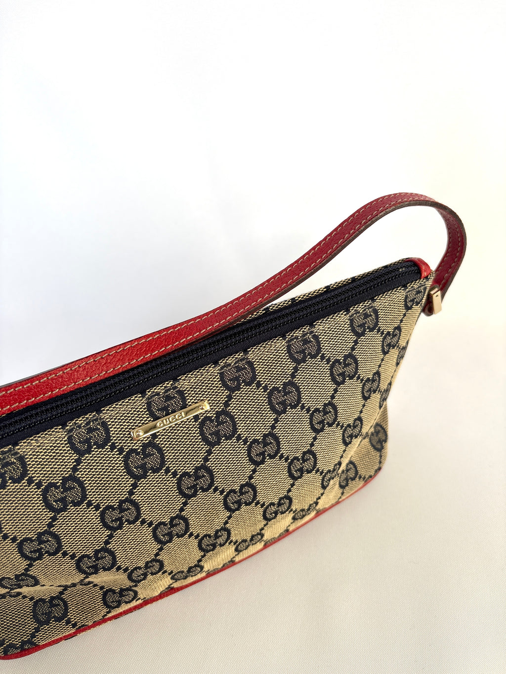 Gucci Pochette Boat Bag navy blauw rood GG canvas close up