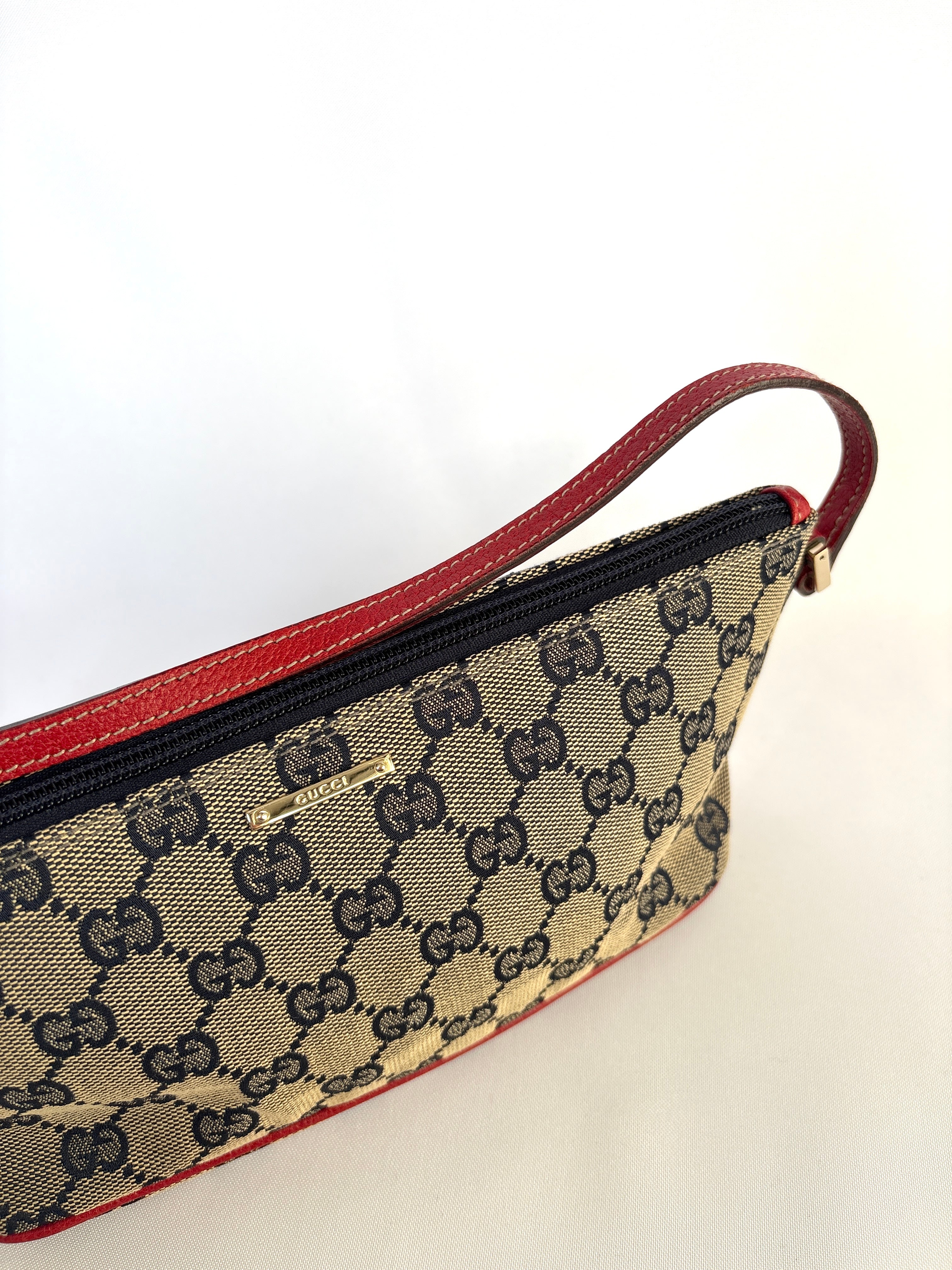 Gucci Pochette Boat Bag navy blauw rood GG canvas close up