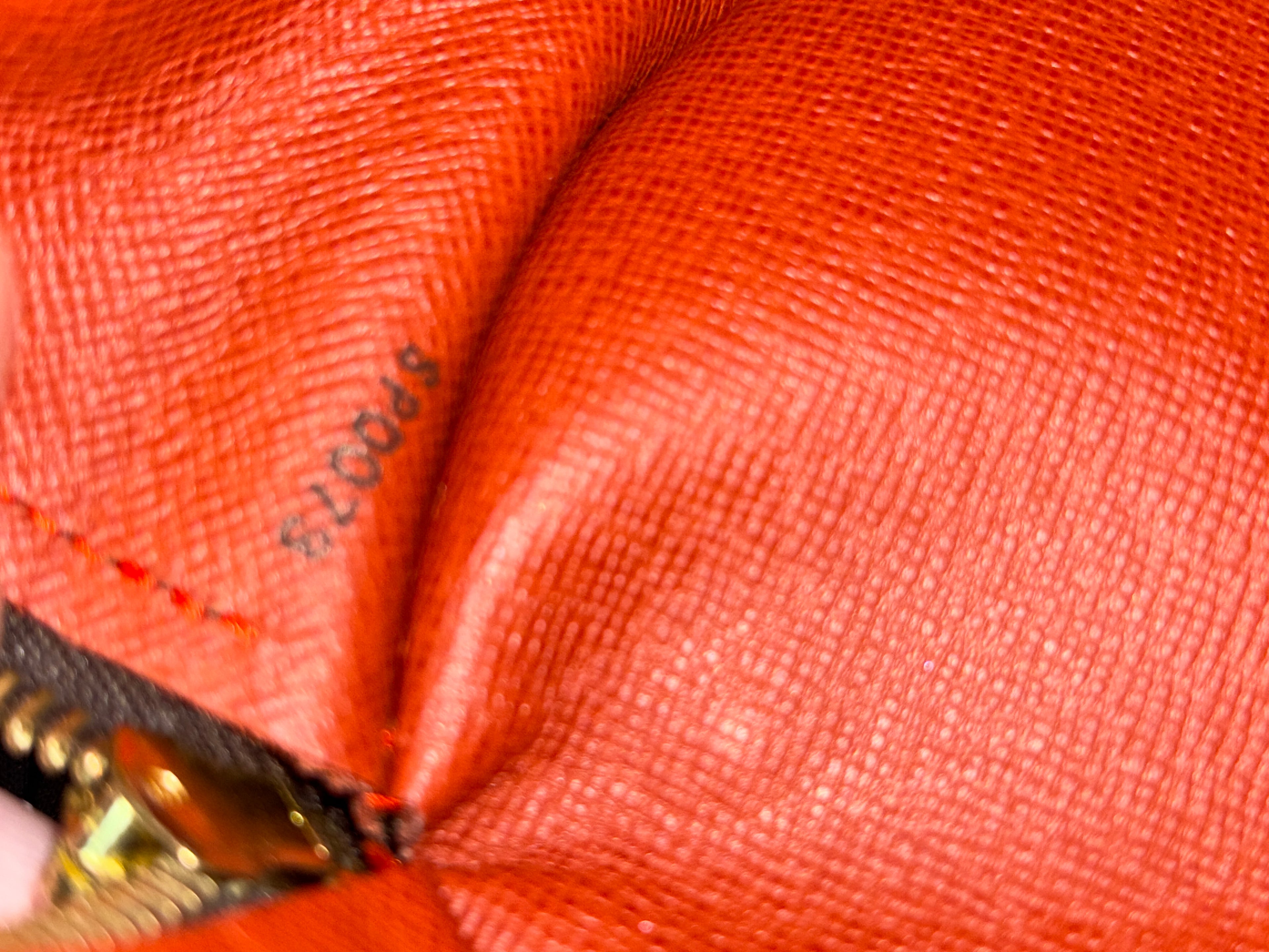 Louis Vuitton Papillon 26 Damier Ebene serienummer