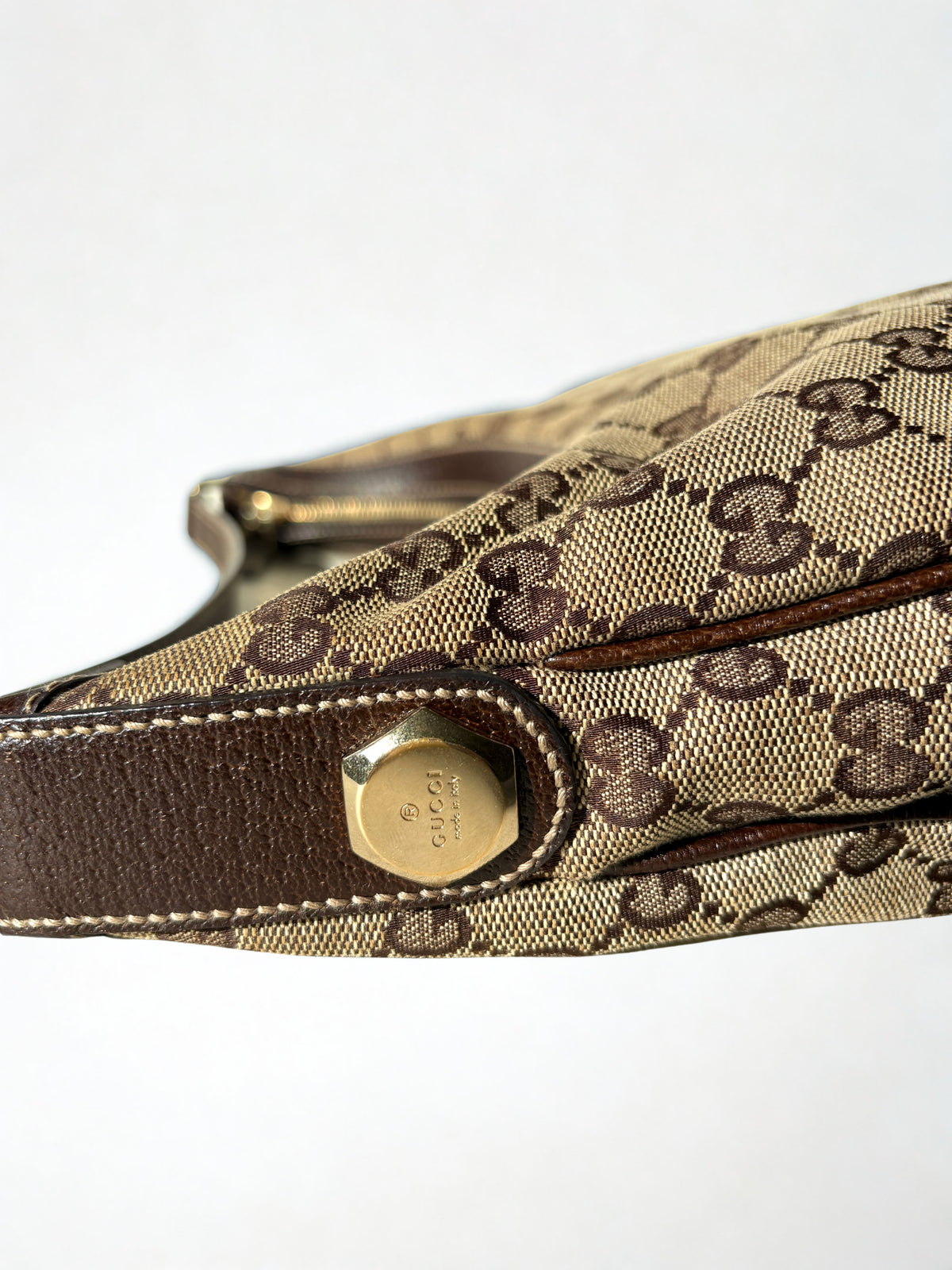 Pre-loved Gucci GG beige Monogram Canvas Charmy Hobo, gouden hardware