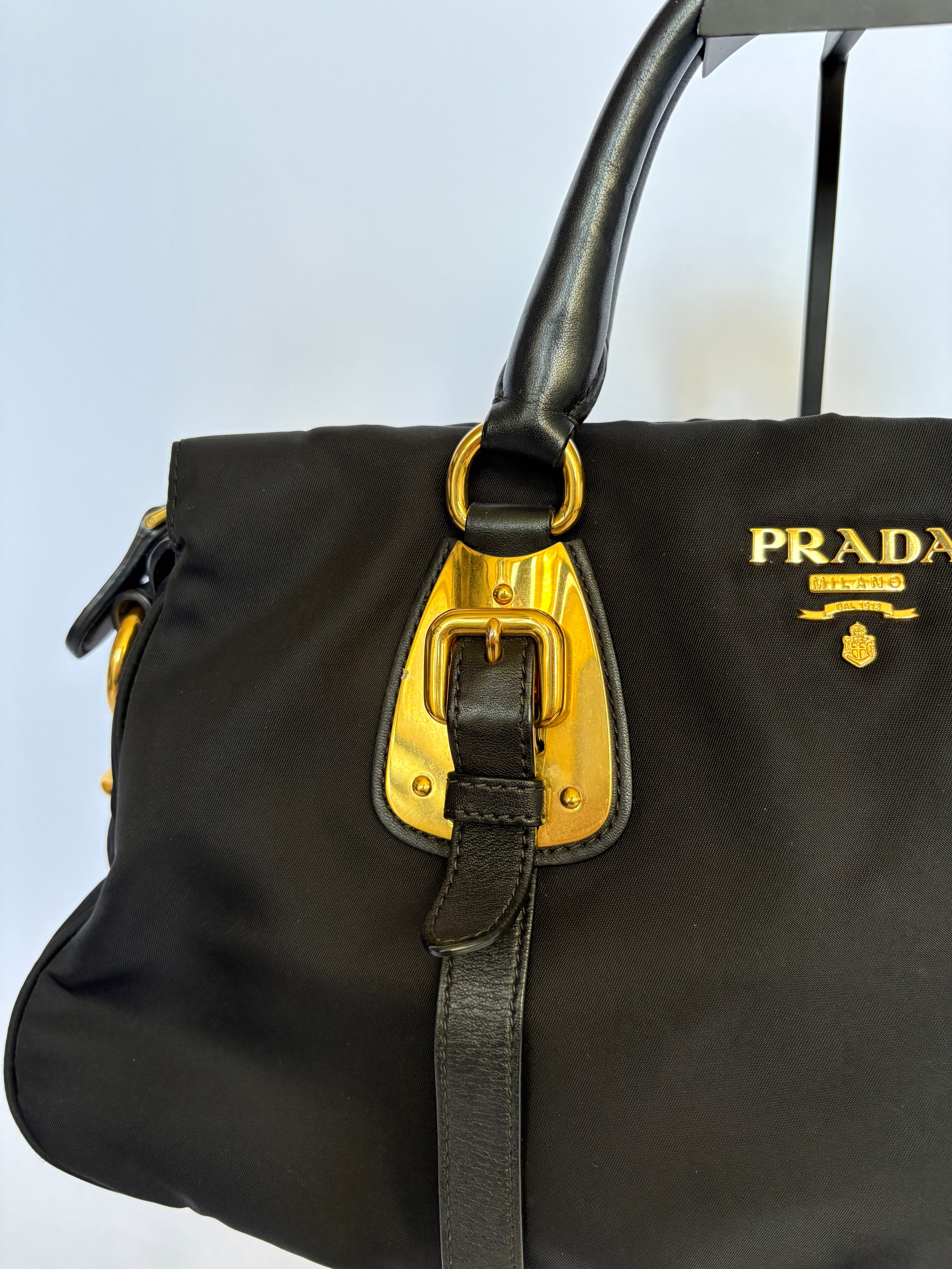 Prada Tessuto nylon handtas zwart goud