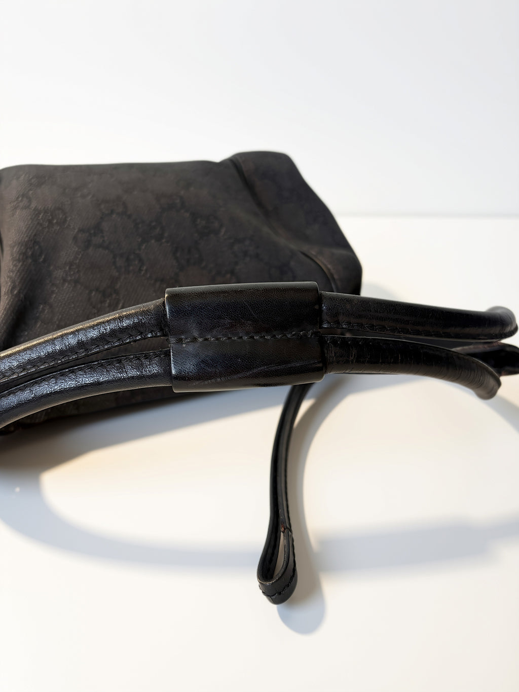 Pre-loved Gucci GG Denim Hobo. Zwarte lederen handles.