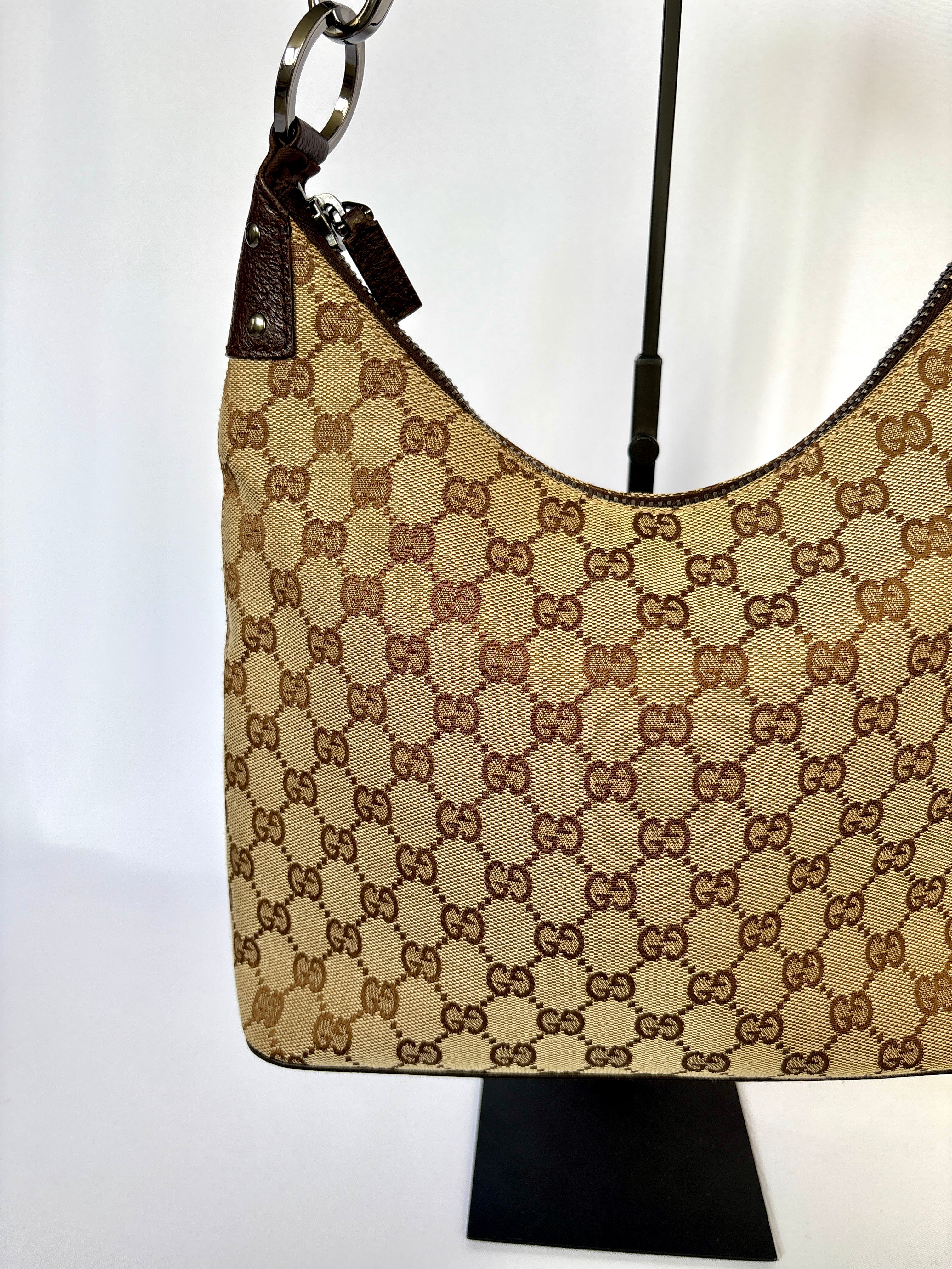Gucci Monogram Canvas Lock tas beige GG patroon close up
