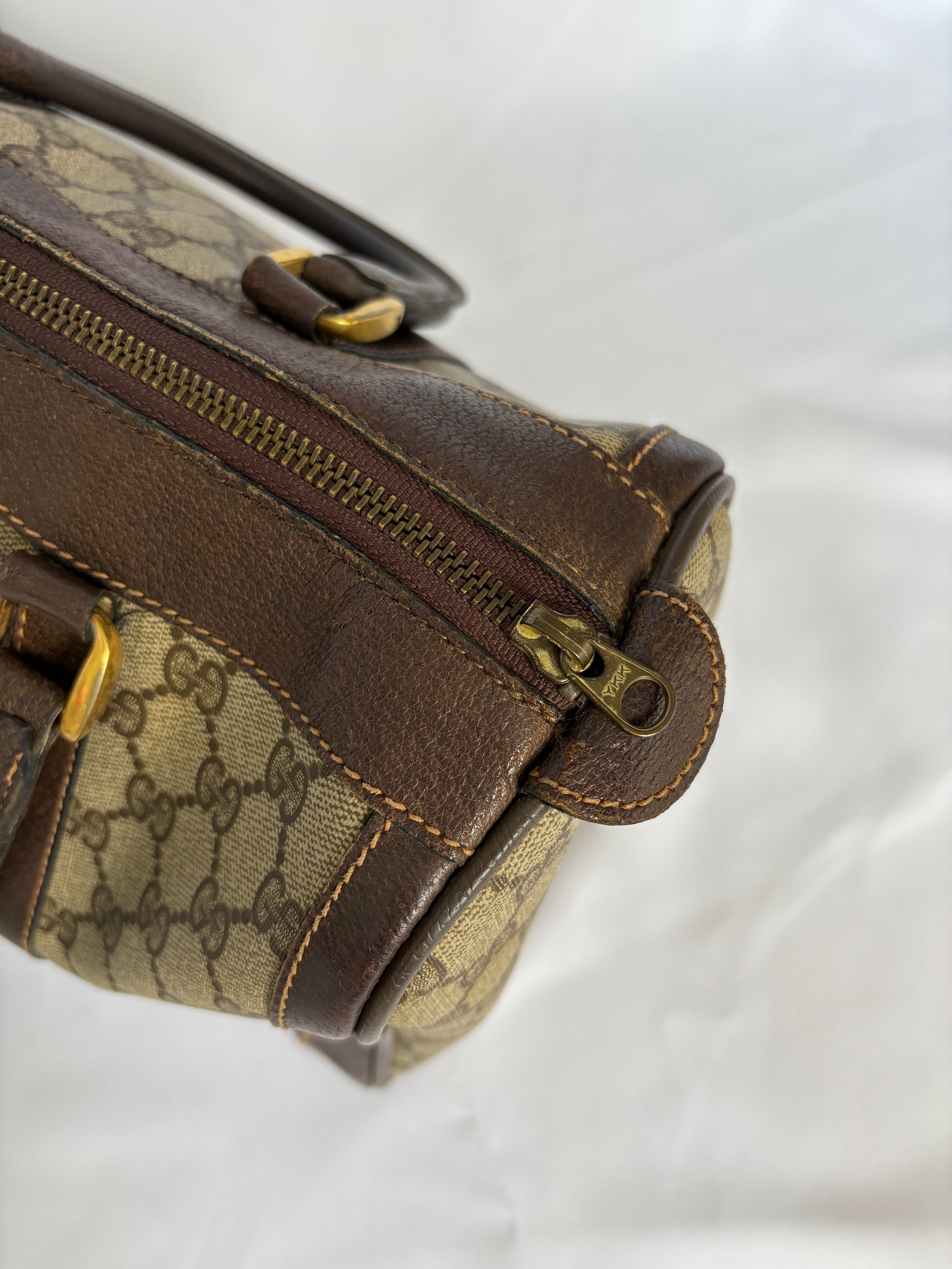 Gucci Monogram Boston leren details