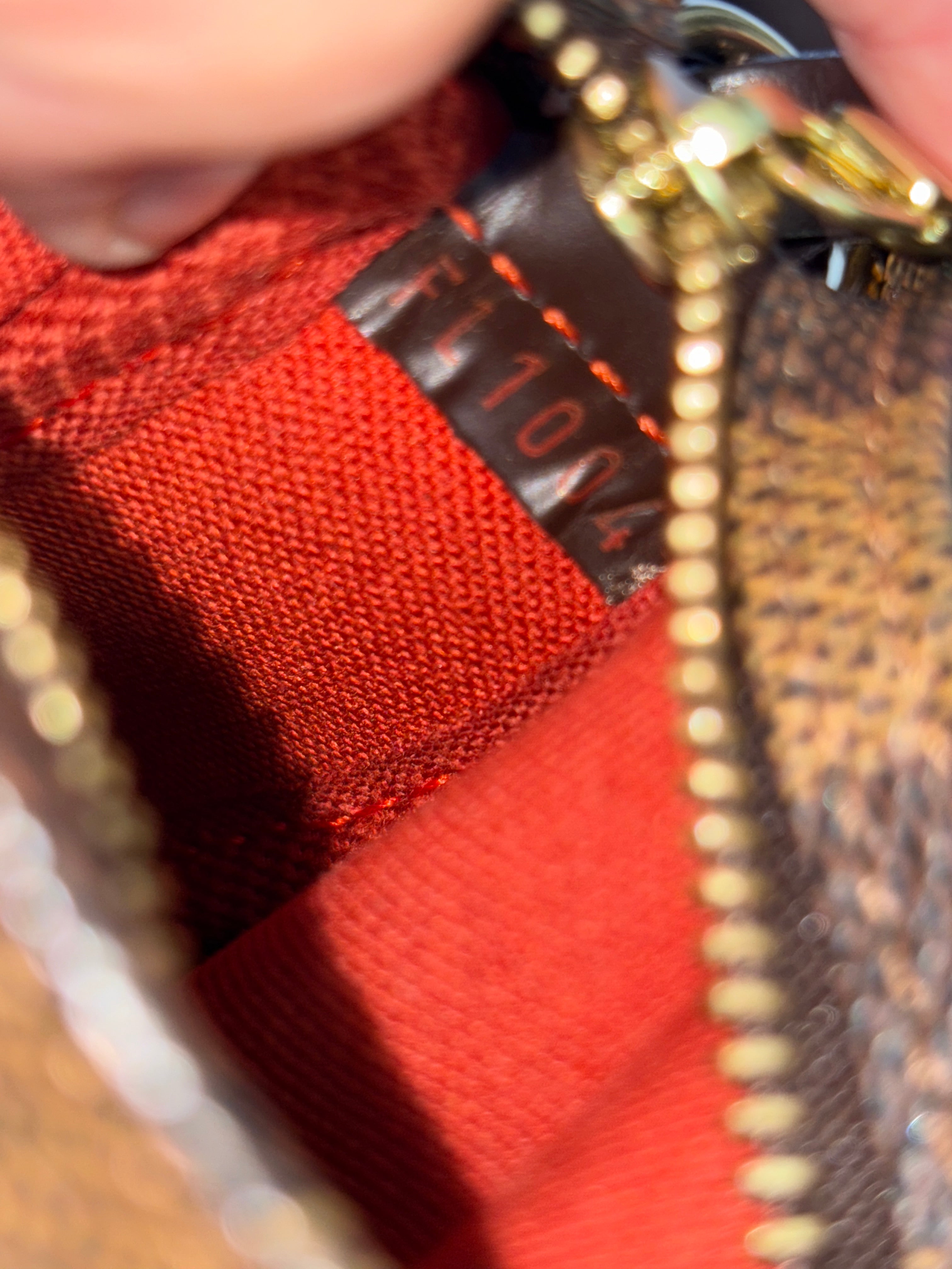 Louis Vuitton Navona pochette damier ebene serienummer