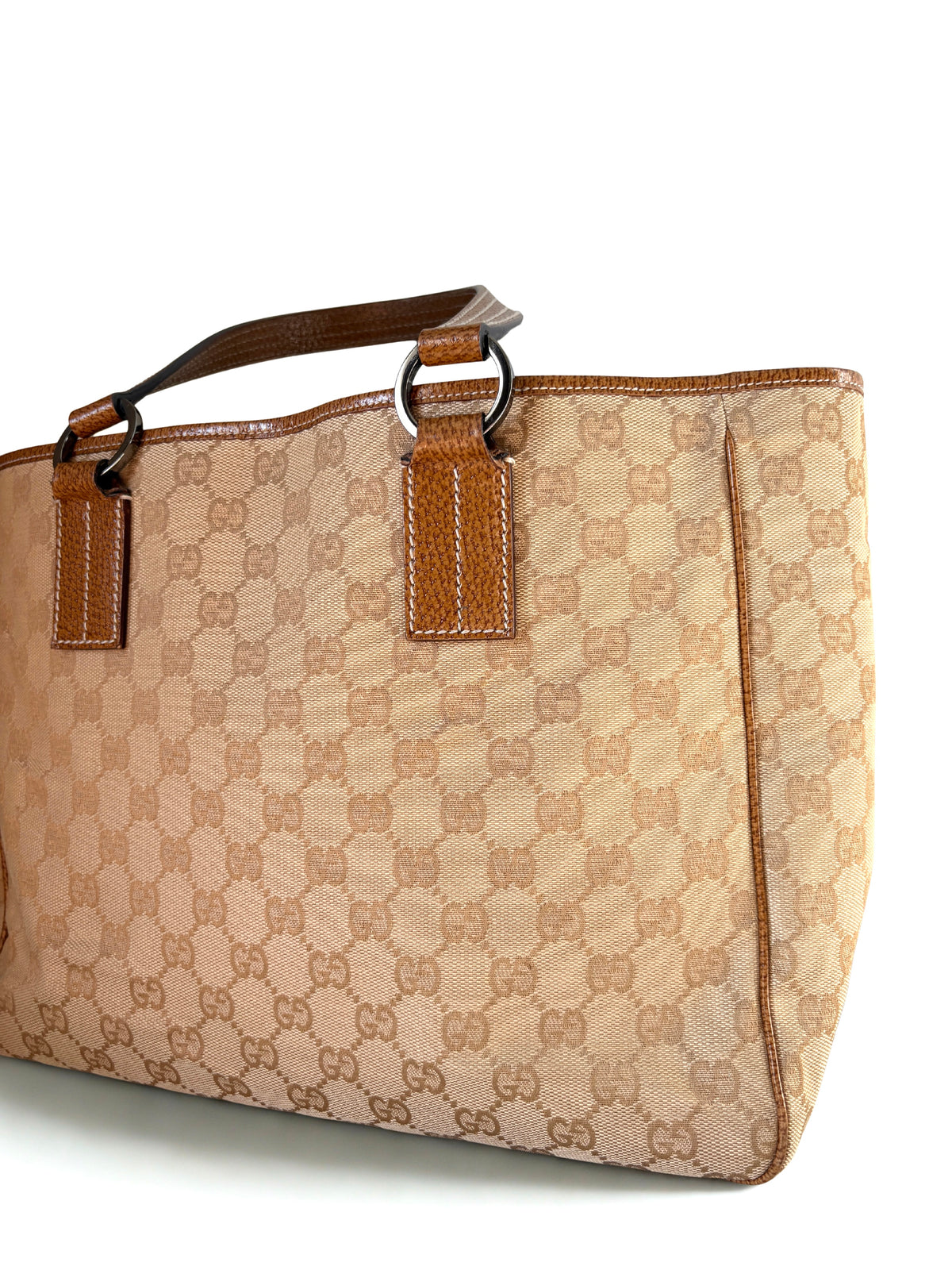 Pre-loved Gucci GG Monogram Tote, beige monogram canvas, zijaanzicht, Trésor de Lou
