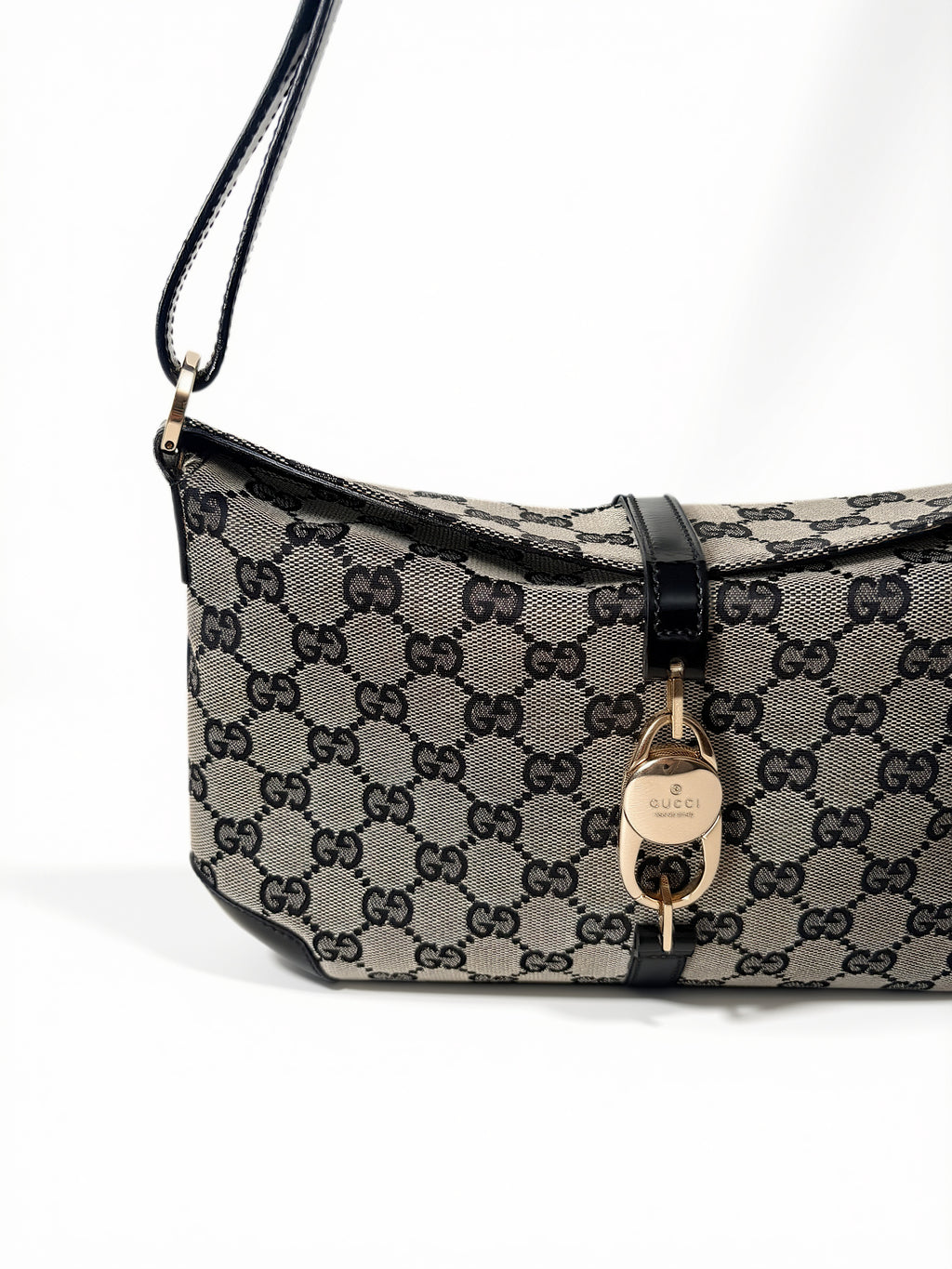 Pre-loved Gucci Jackie Vintage O. Zijaanzicht close up