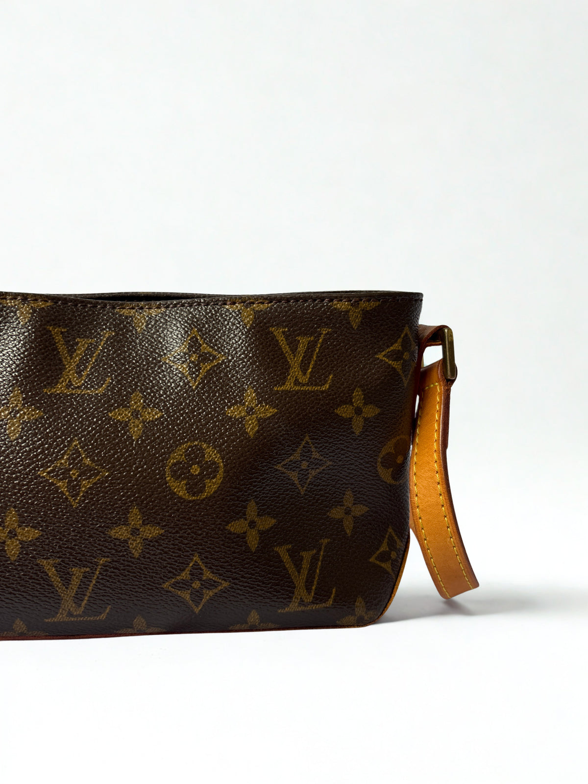 Pre-loved Louis Vuitton Trotteur zijaanzicht