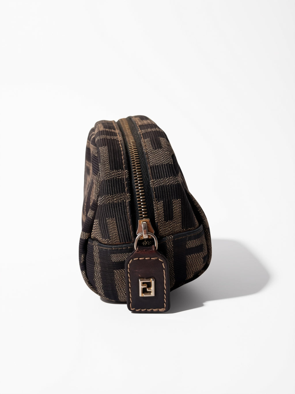 Pre-loved Fendi Zucca FF Cosmetic Pouch, zijaanzicht. Gouden hardware.