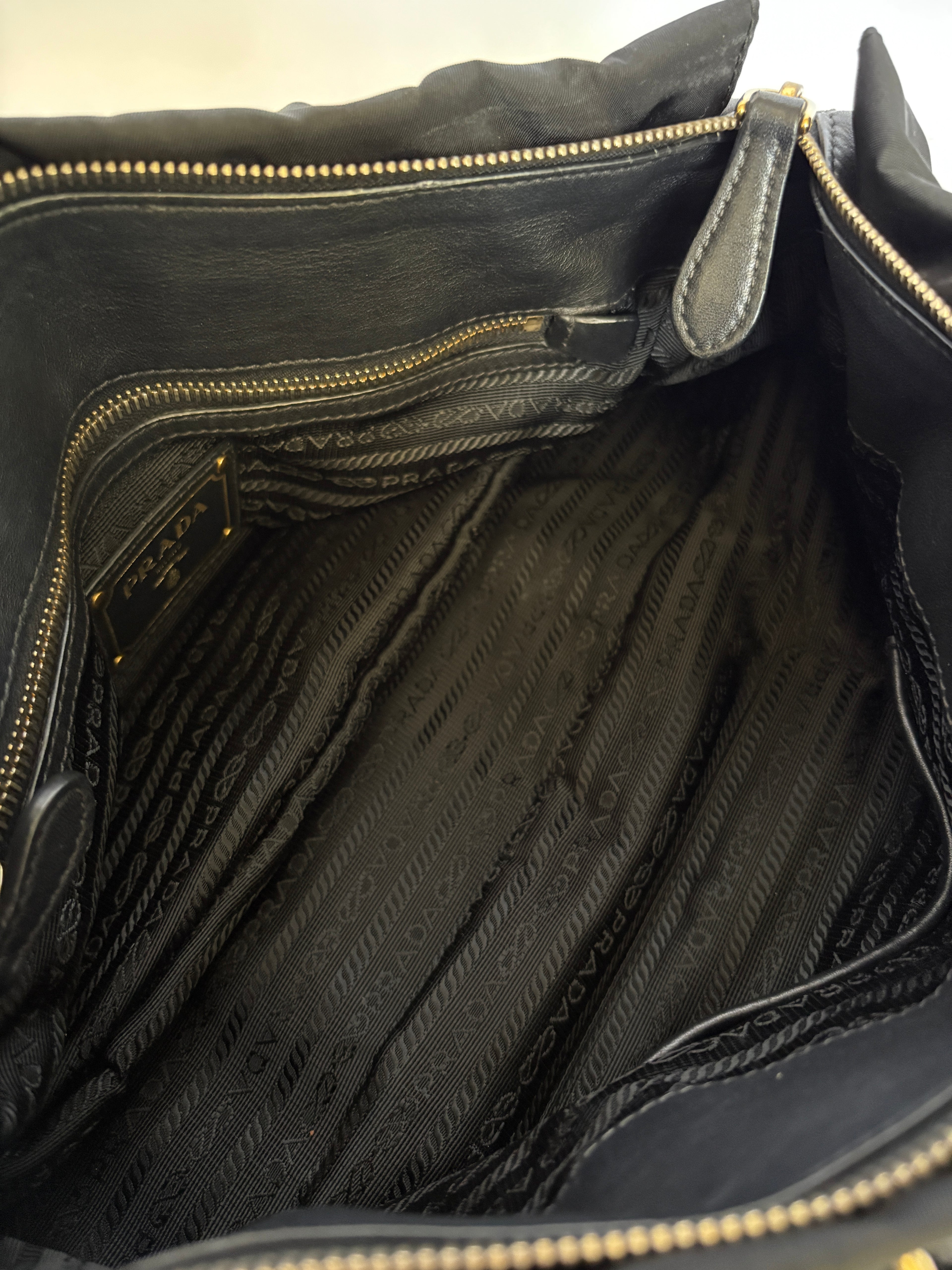 Prada Tessuto nylon handtas binnenzijde