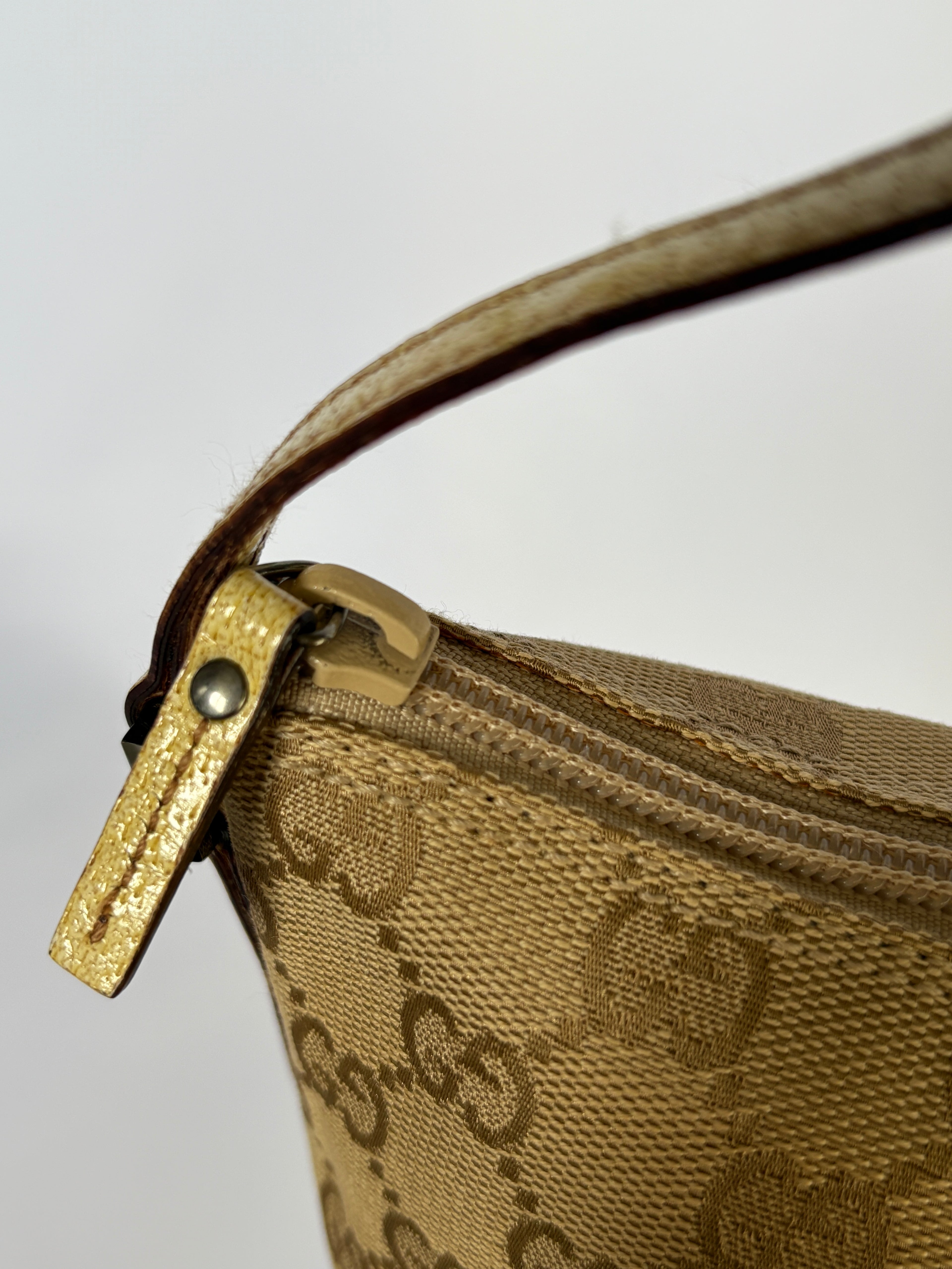 Gucci Pochette Boat Bag beige GG canvas vintage close up rits