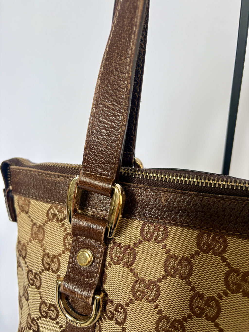 Gucci Abbey Monogram Tote mini beige GG canvas close up bruin leer