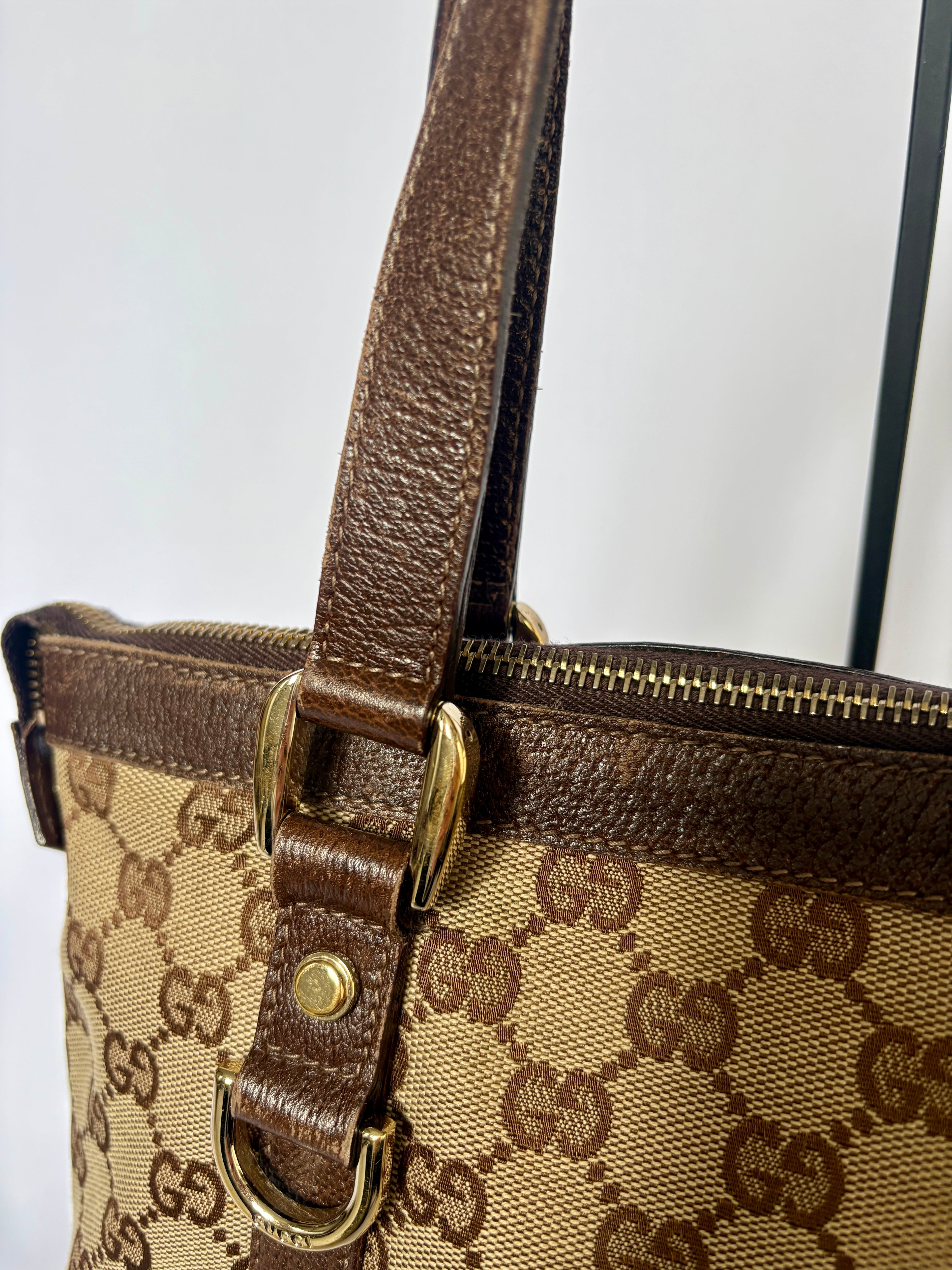 Gucci Abbey Monogram Tote mini beige GG canvas close up bruin leer