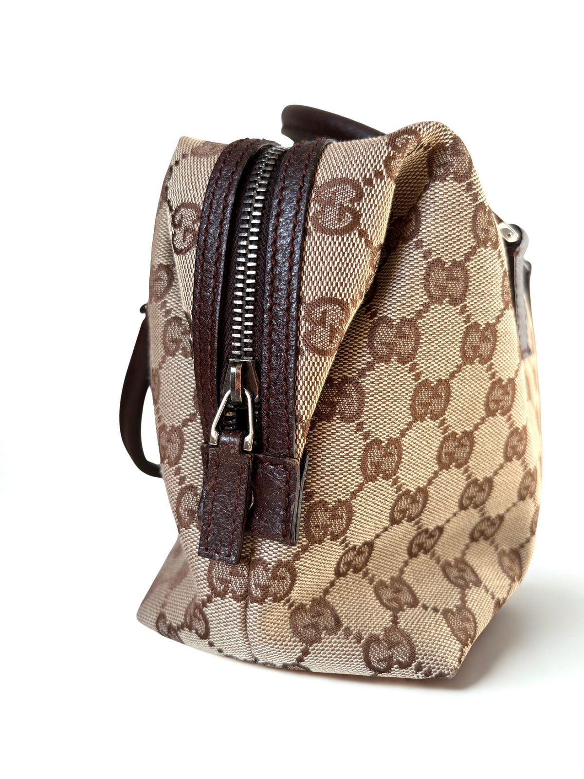 Gucci Monogram Boston Top Handle, zijaanzicht beige canvas