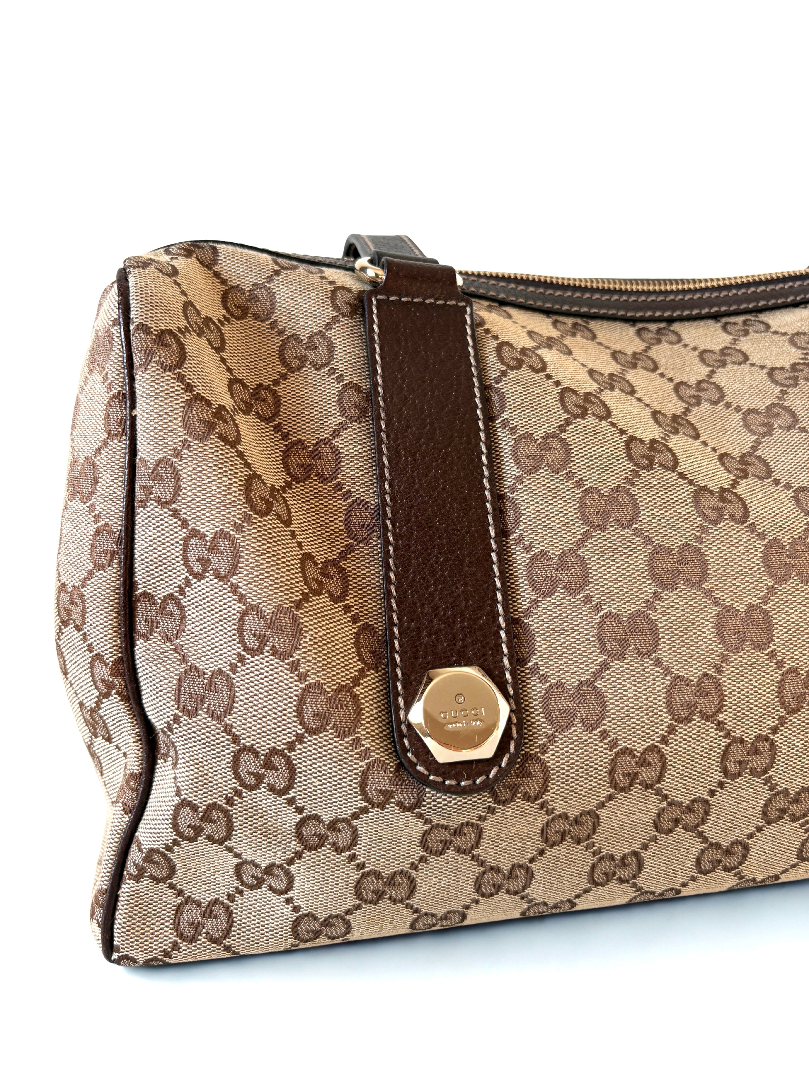 Gucci Charmy Boston tas zijkant - donkerbruin leer en beige monogram canvas