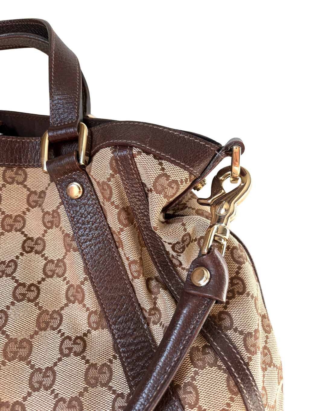 Pre-loved Gucci Abbey Convertible Hobo, Beige monogram canvas, zijaanzicht gouden hardware