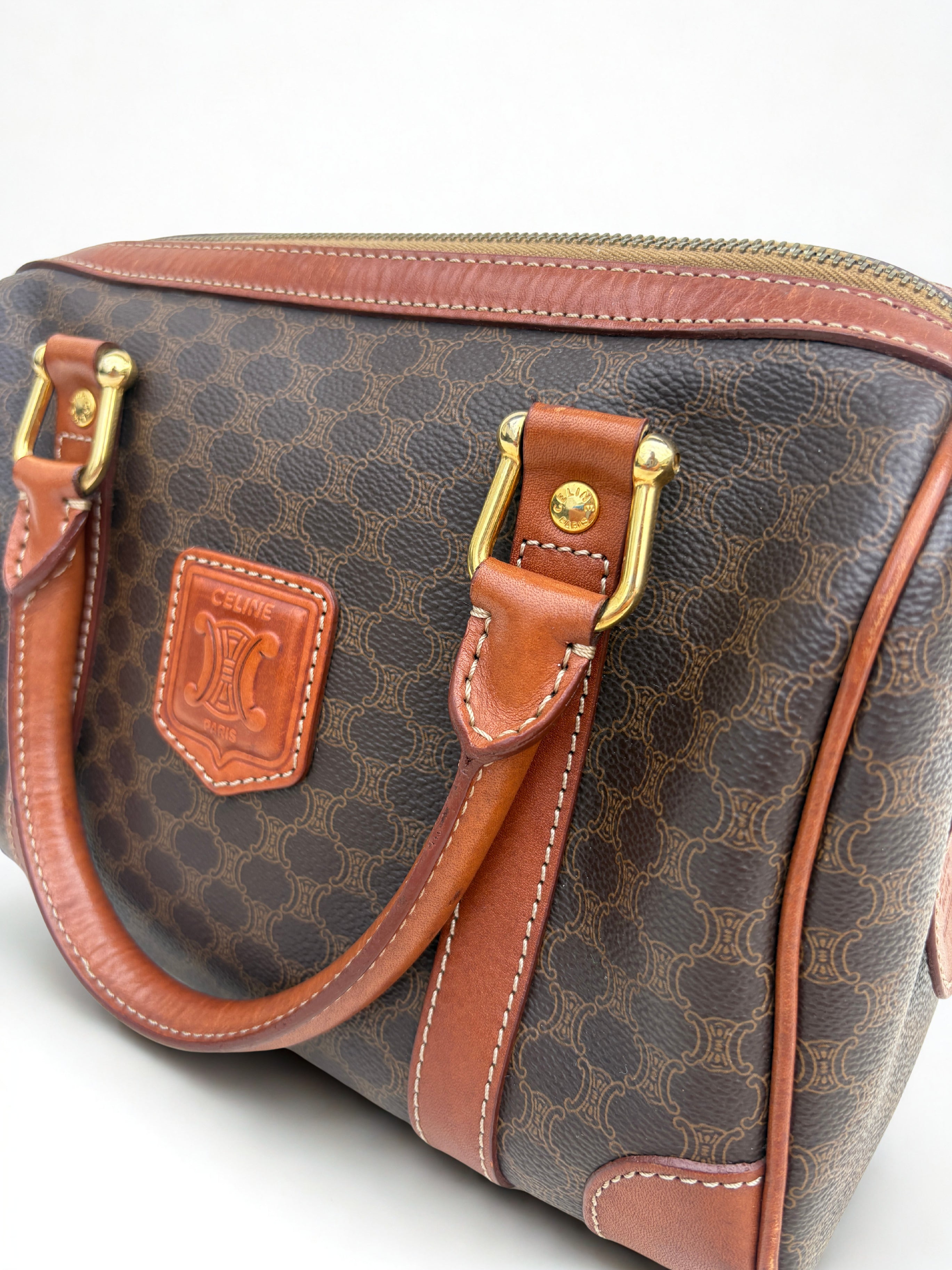 Vintage Céline Macadam Mini, zijaanzicht  donkerbruin leer met gouden hardware