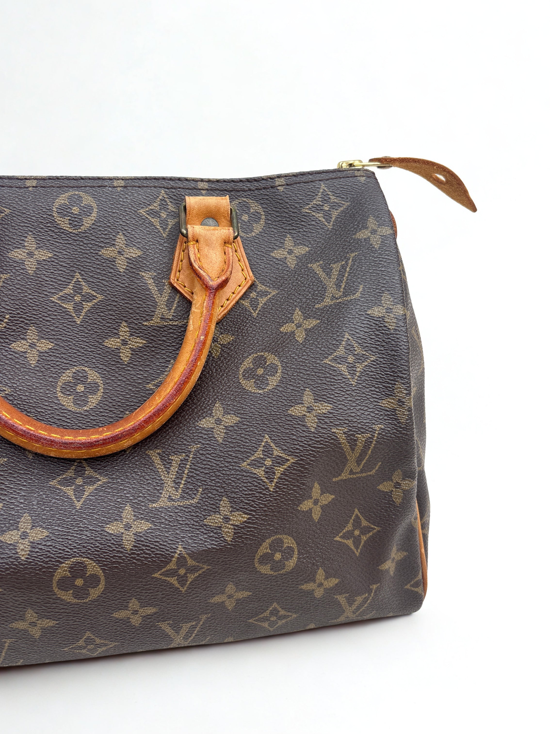 Vintage Louis Vuitton Monogram Speedy tas,  vooraanzicht details. Gouden hardware