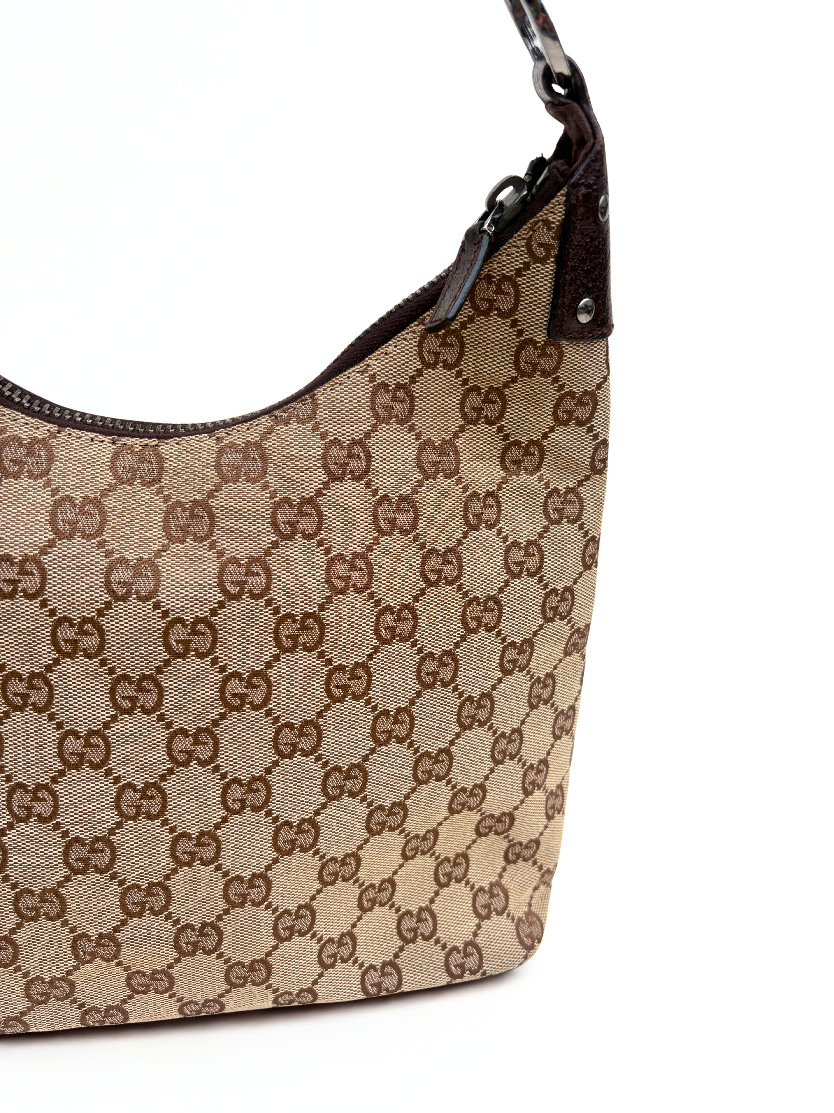 Vintage Gucci Monogram Canvas Lock tas, zijaanzicht, GG canvas met zilveren hardware en donkerbruin leer