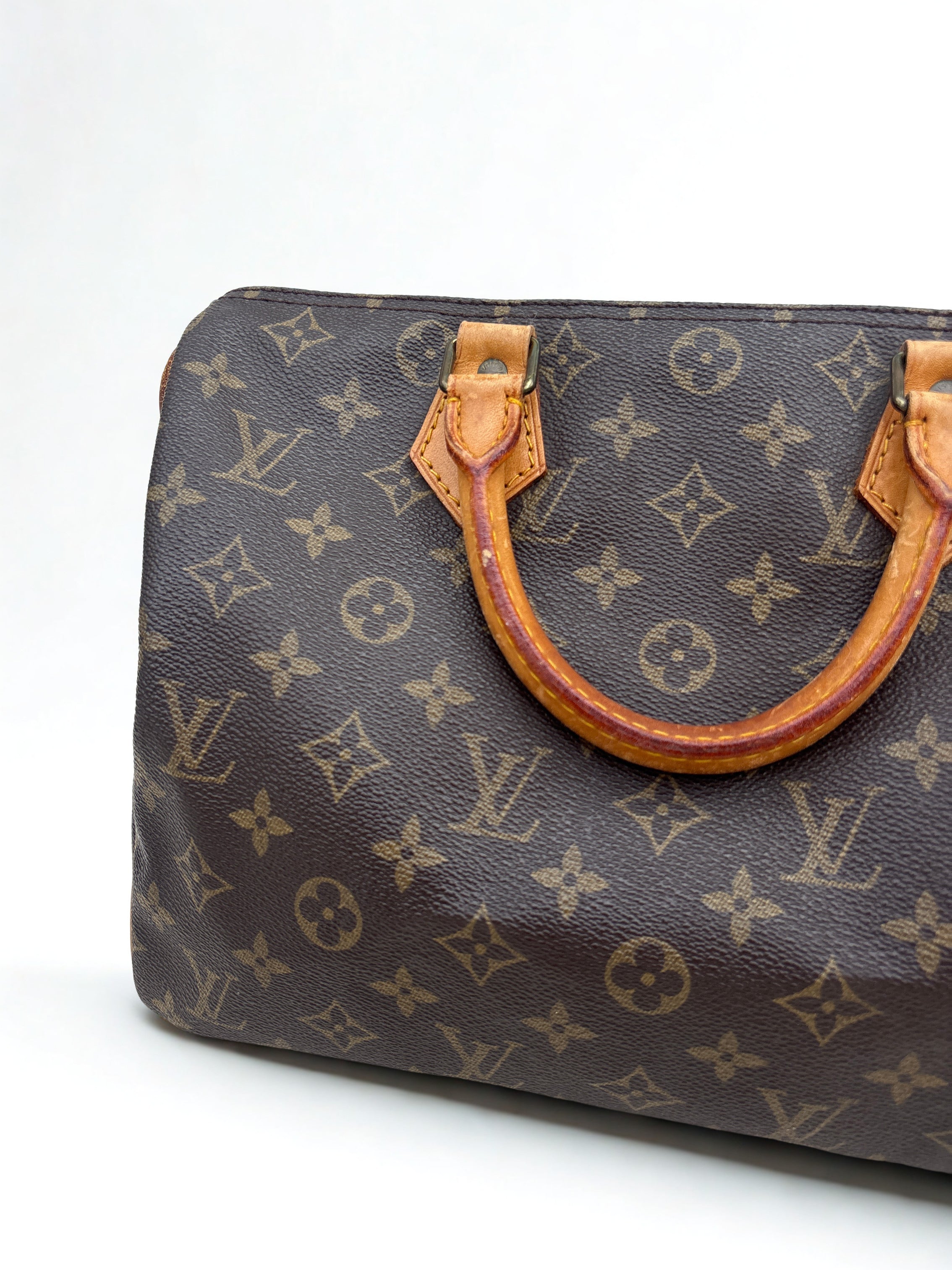 Vintage Louis Vuitton Monogram Speedy 30, zijaanzicht. Vachetta leren handles.