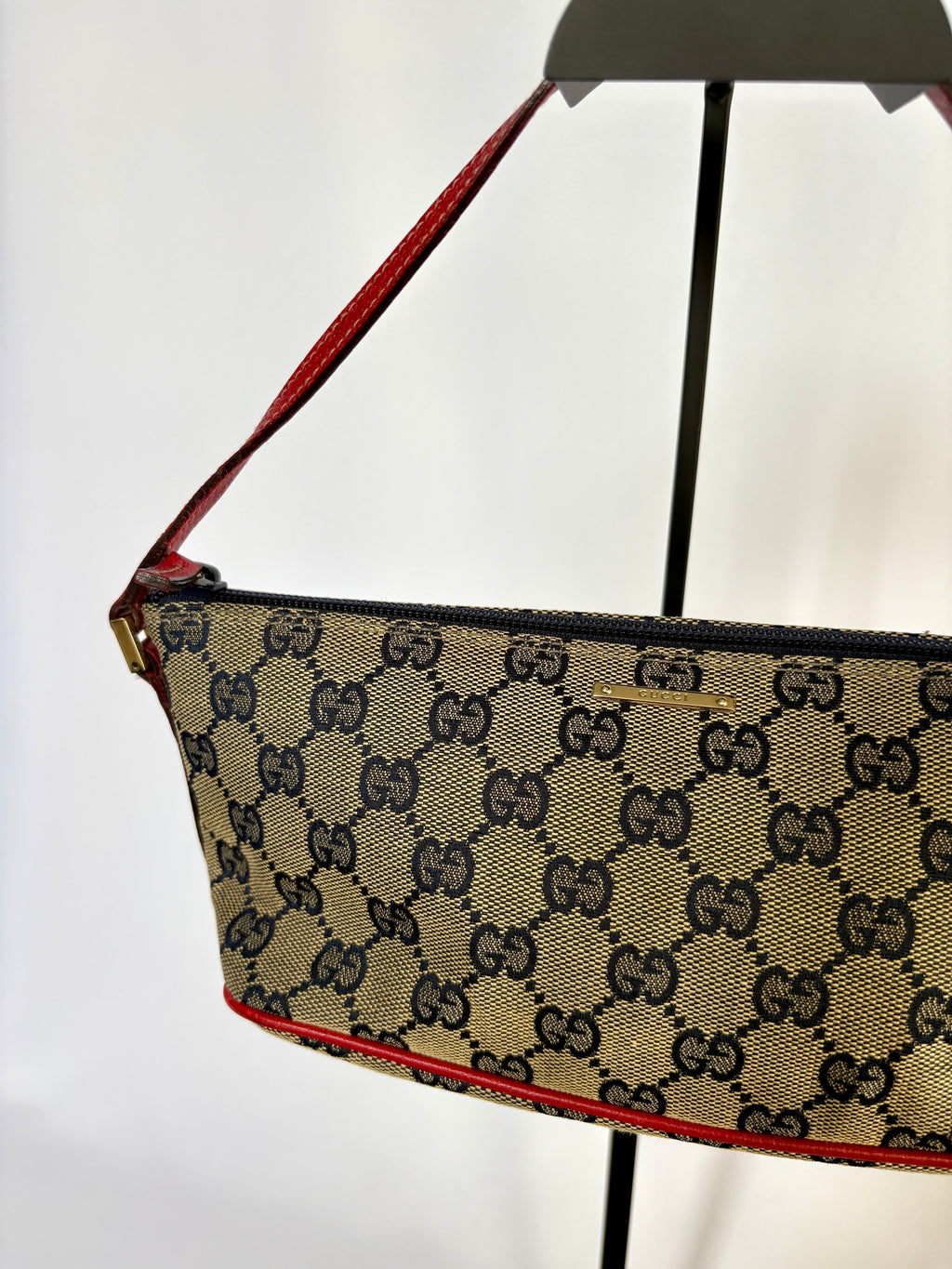 Gucci Pochette Boat Bag navy blauw rood GG canvas voorzijde 