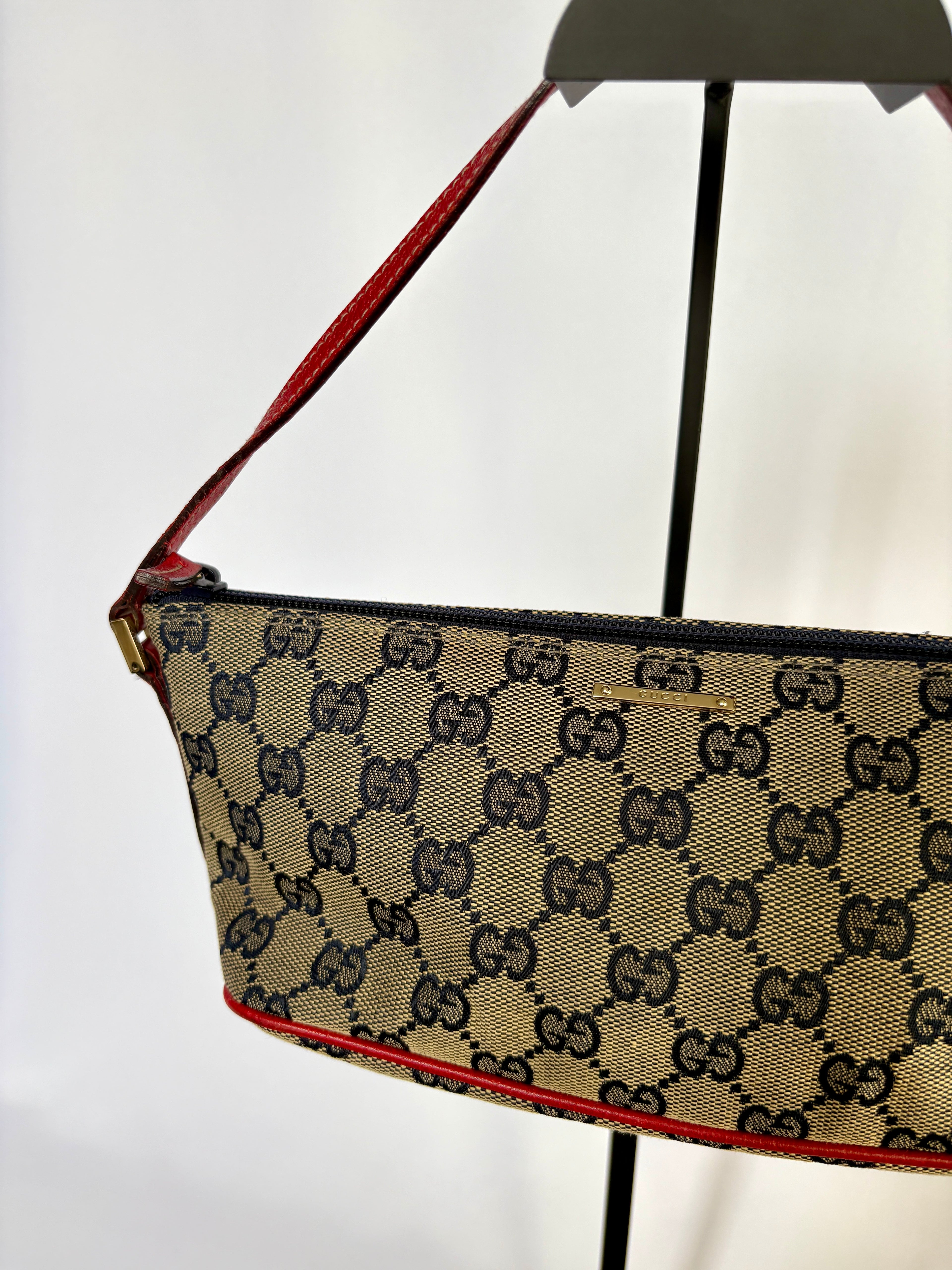 Gucci Pochette Boat Bag navy blauw rood GG canvas voorzijde 