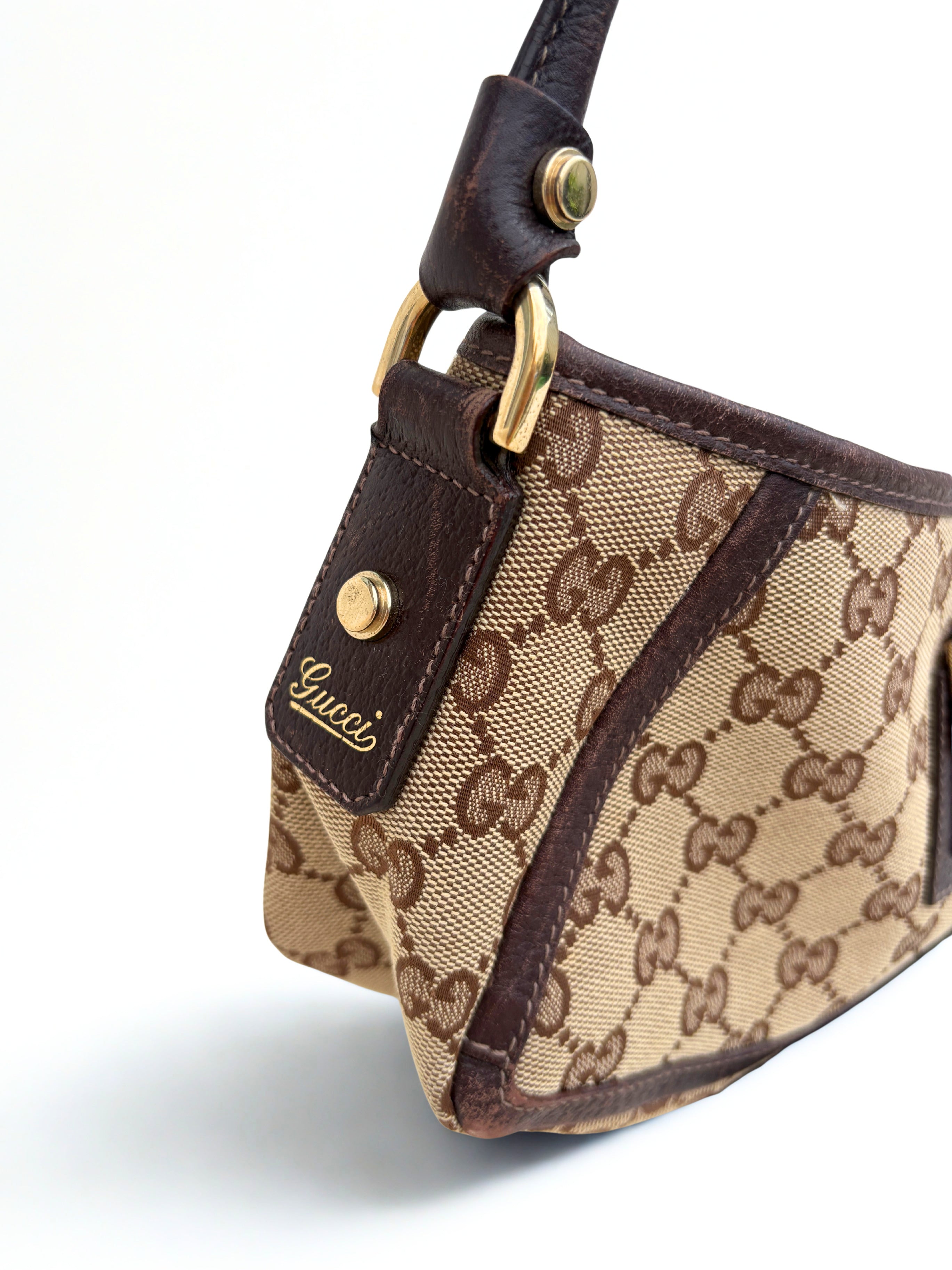 Vintage Gucci Monogram Canvas D-ring Pochette, authentiek logo, zijaanzicht