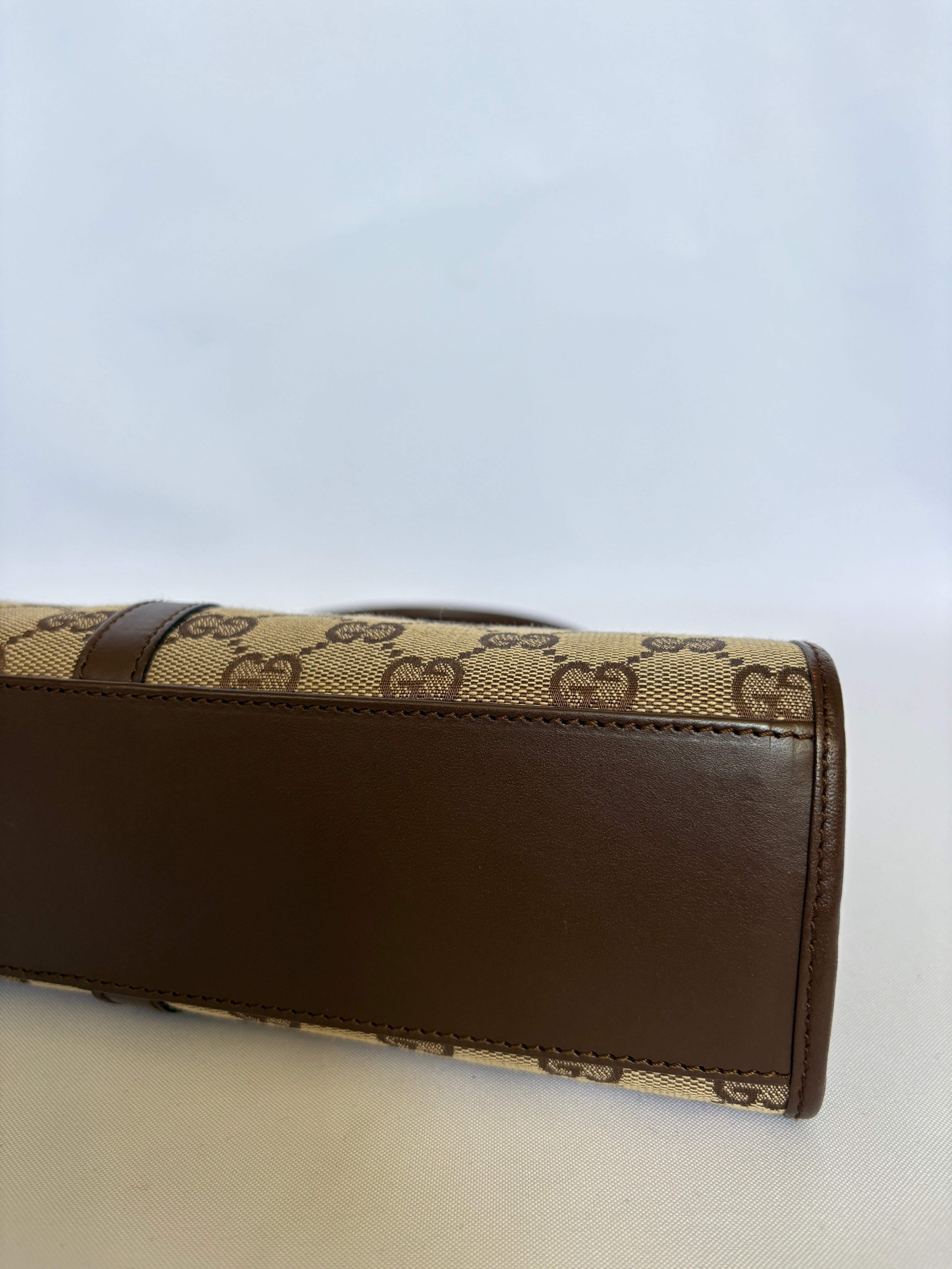 Gucci Jackie Bardot bruin leer onderzijde