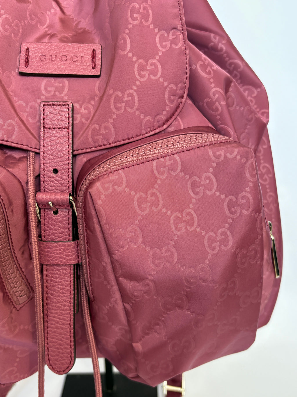 Gucci GG Monogram backpack berry met vakjes buitenzijde
