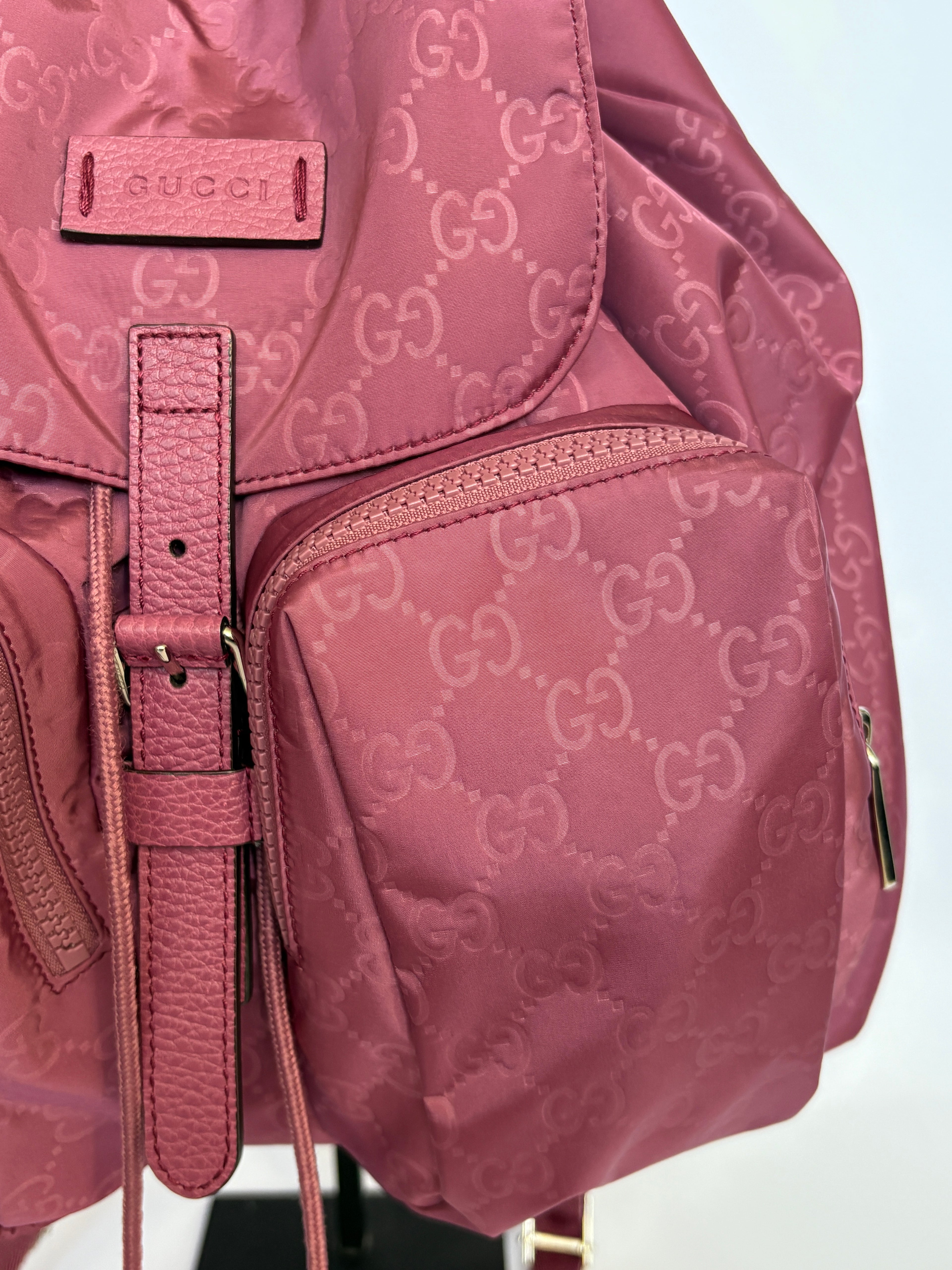 Gucci GG Monogram backpack berry met vakjes buitenzijde
