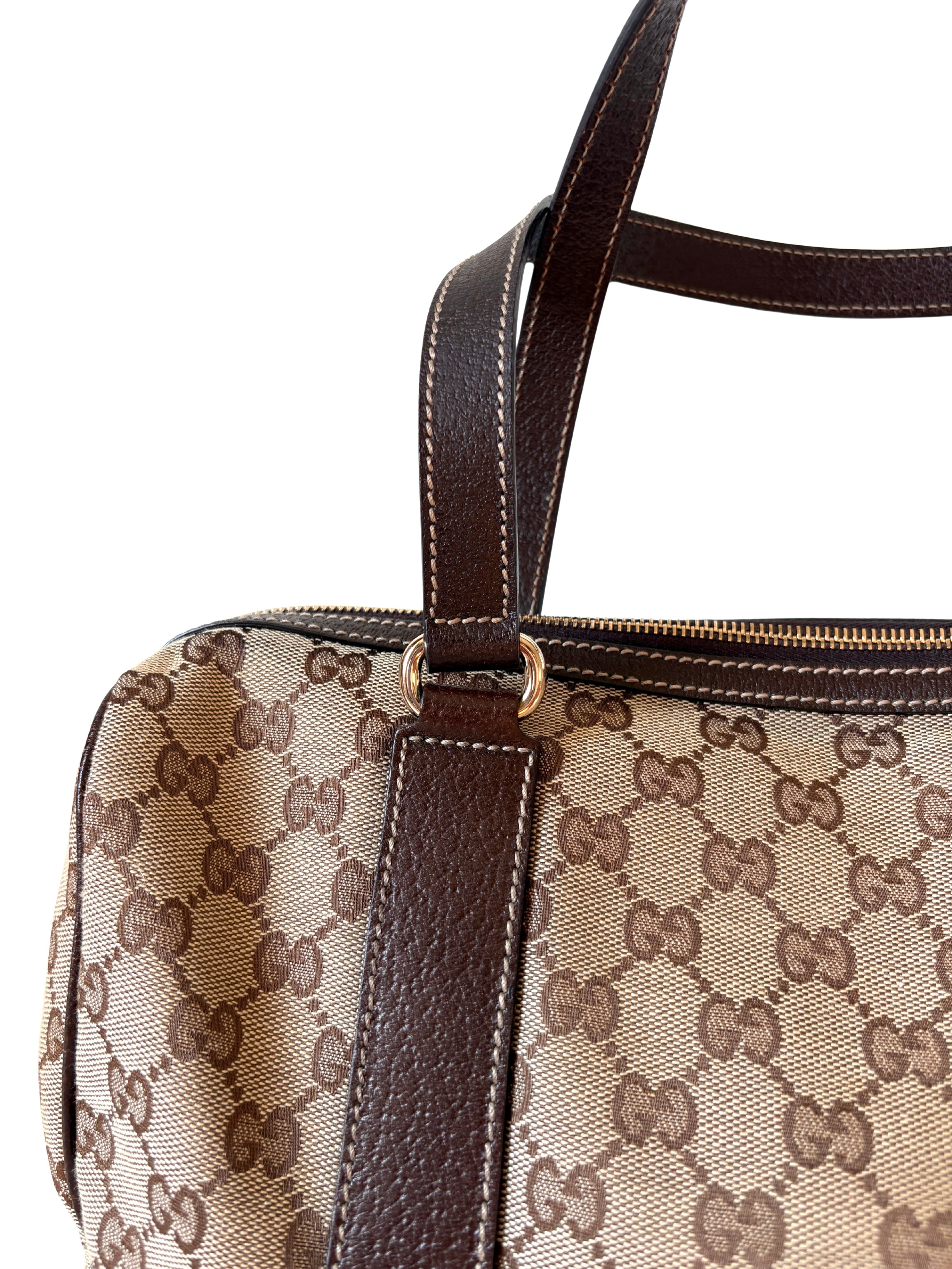 Gucci Charmy Boston handtas voorzijde - beige monogram canvas met gouden hardware