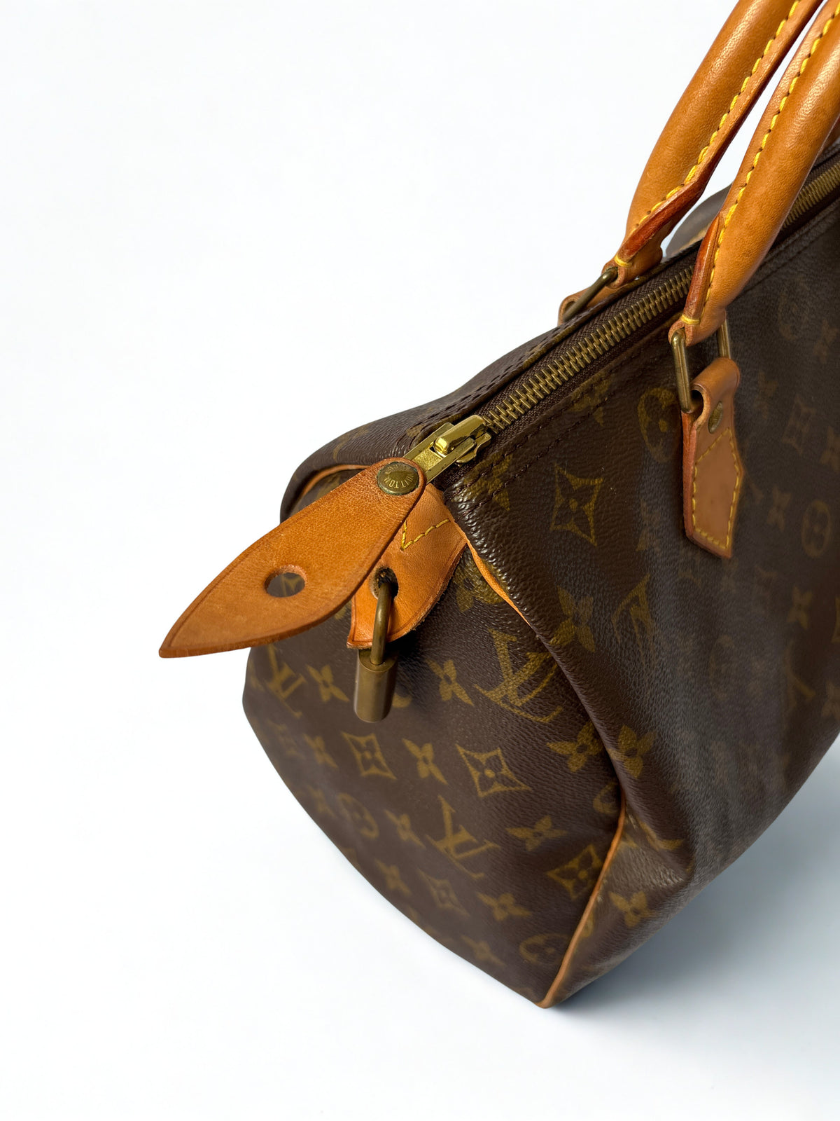 Pre-loved Louis Vuitton Monogram Speedy 30 Close up vachetta leder