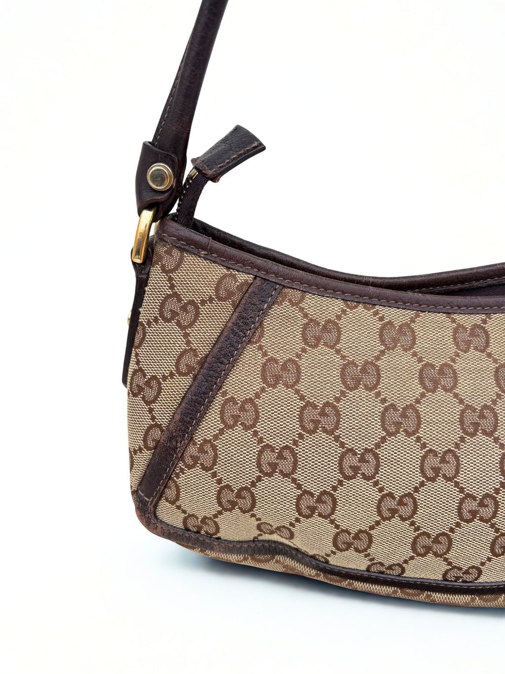 Vintage Gucci Monogram Canvas D-ring Pochette, gouden hardware, achterzijde, donkerbruin leer