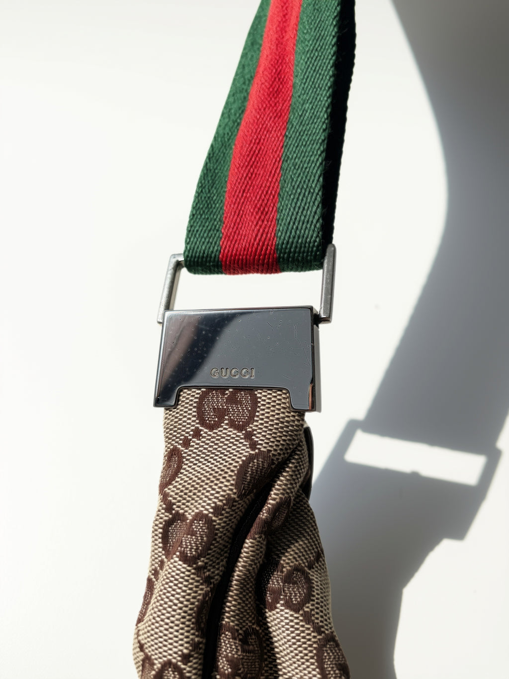 Pre-loved Gucci GG Canvas Sherry Crossbody. Close up zilveren hardware
