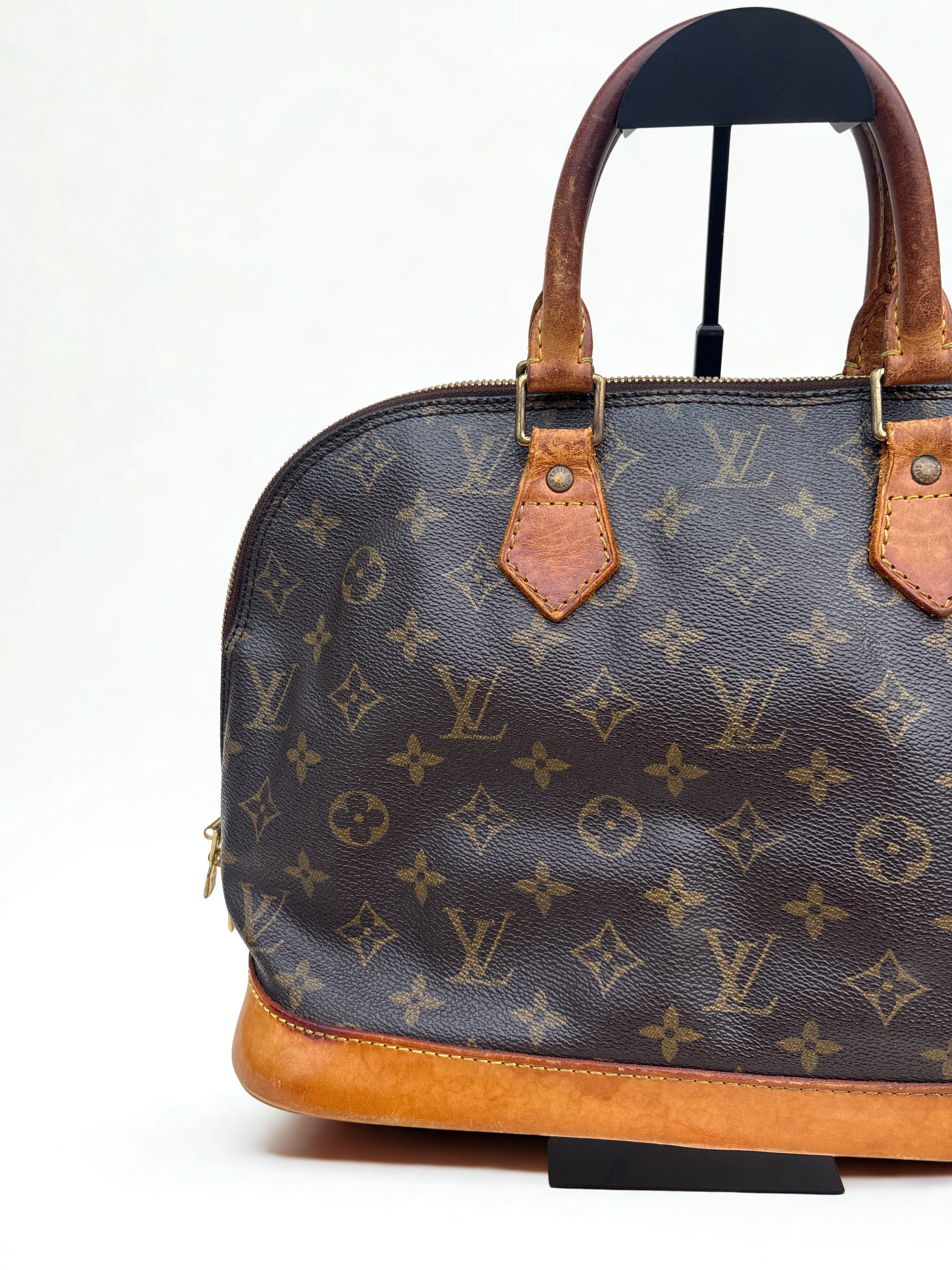 Vintage Louis Vuitton Alma Old tas — zijaanzicht, iconisch monogram canvas met gouden hardware
