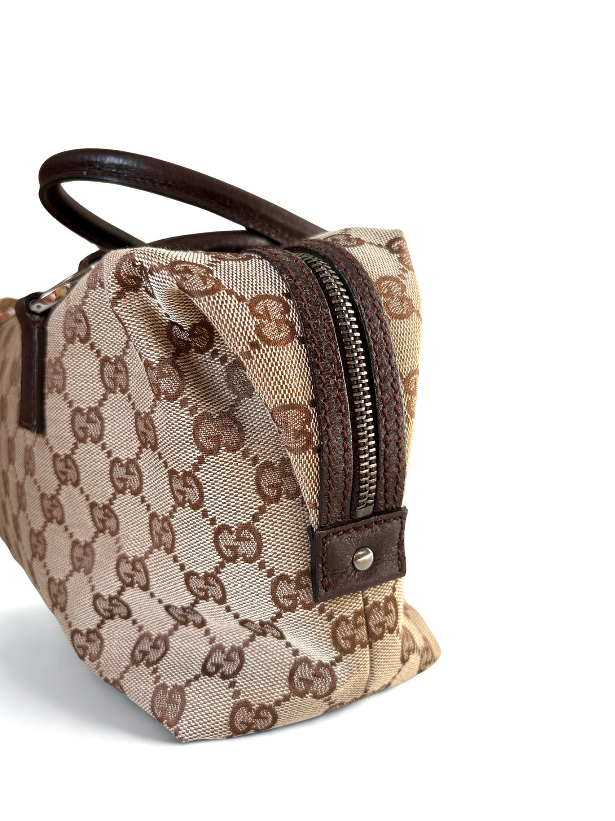 Gucci Monogram Boston Top Handle, zilveren hardware zijaanzicht