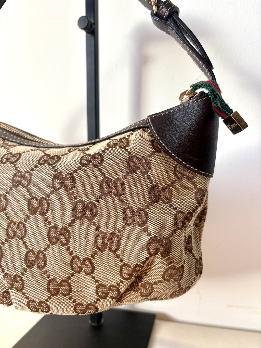 Pre-loved Gucci Pleated Pochette. Beige GG Monogram canvas. Close up zijaanzicht.