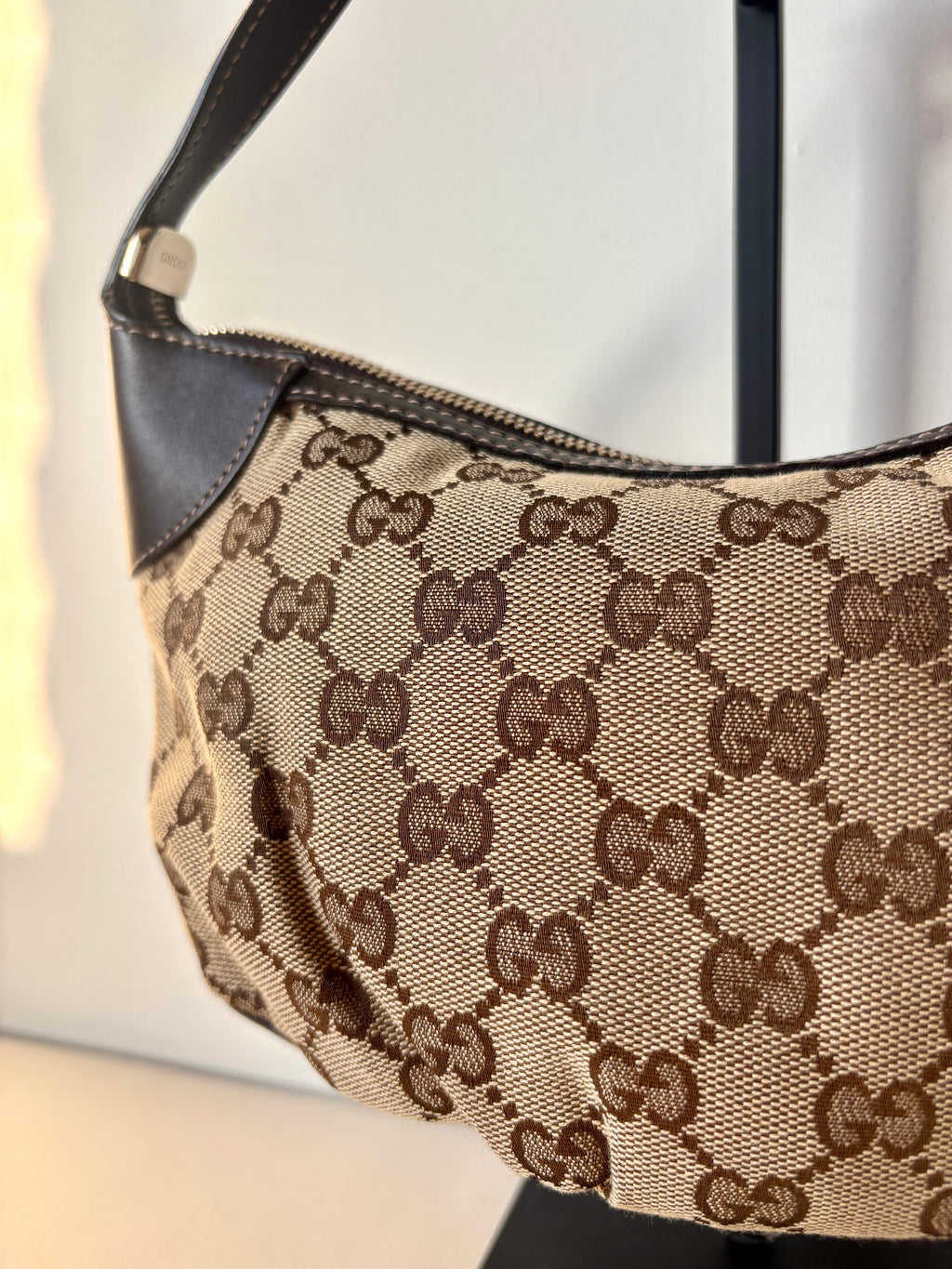 Pre-loved Gucci Pleated Pochette. Beige GG Monogram canvas. Linkerzijde close up canvas.