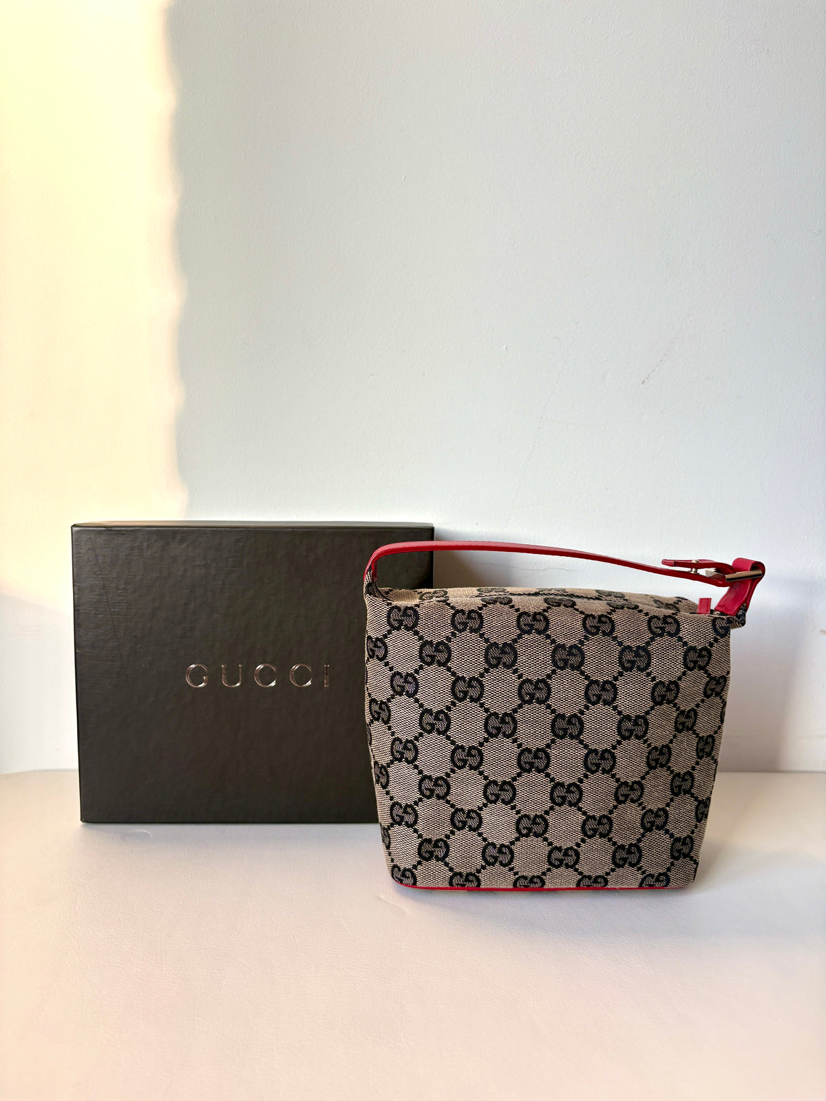Pre-loved Gucci GG Canvas Mini Pochette. Originele box. Nieuwstaat