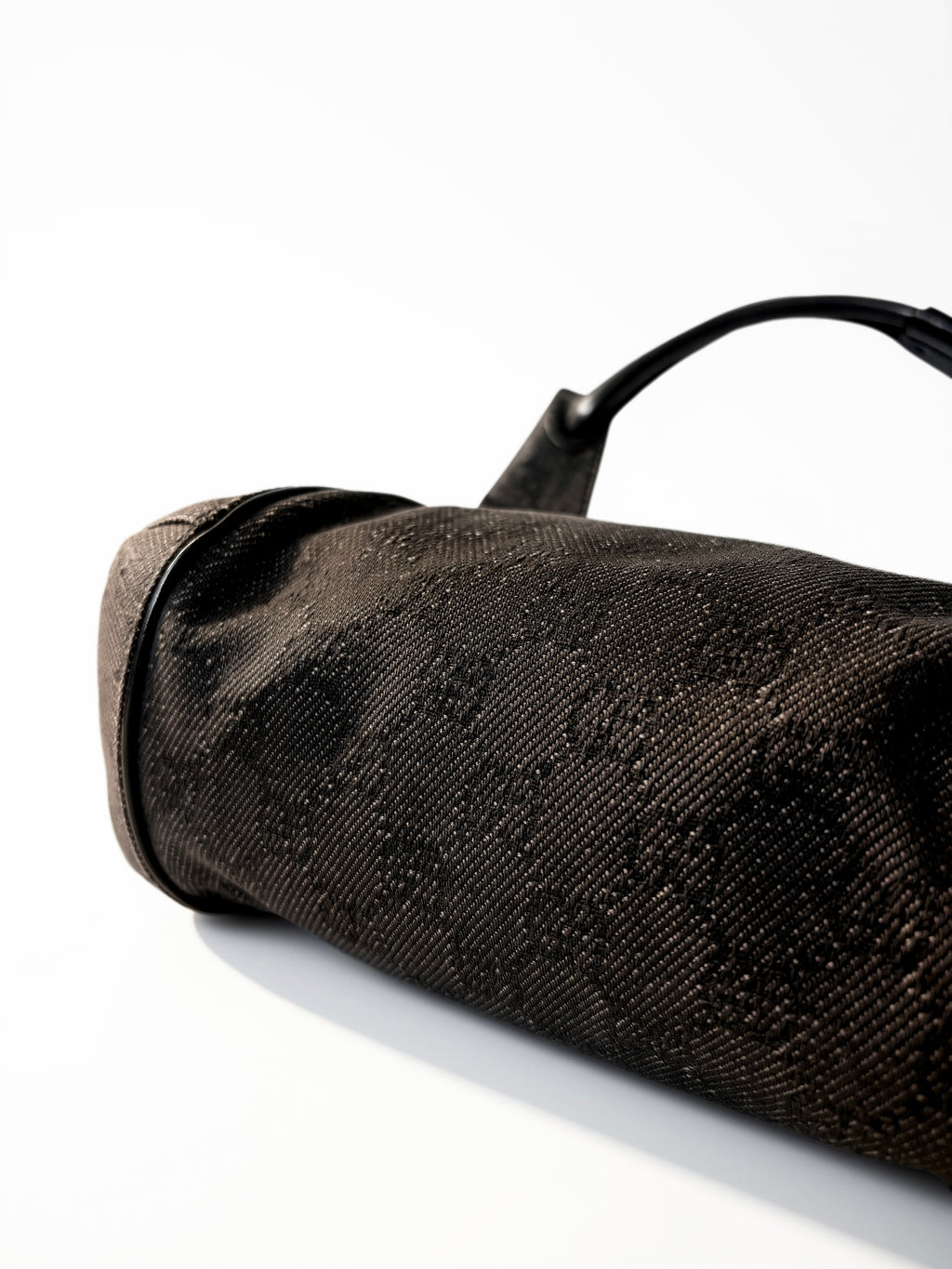 Pre-loved Gucci GG Denim Hobo. Onderzijde. 