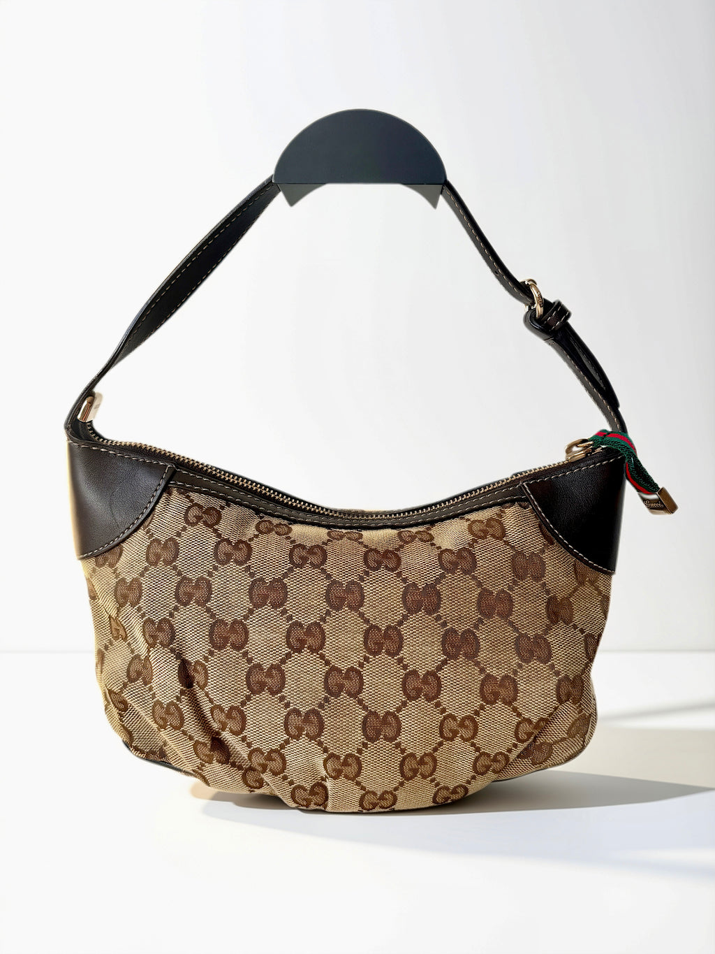 Pre-loved Gucci Pleated Pochette. Beige GG Monogram canvas. Voorzijde.