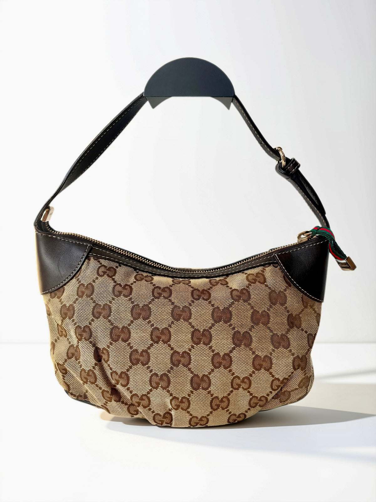 Pre-loved Gucci Pleated Pochette. Beige GG Monogram canvas. Voorzijde.