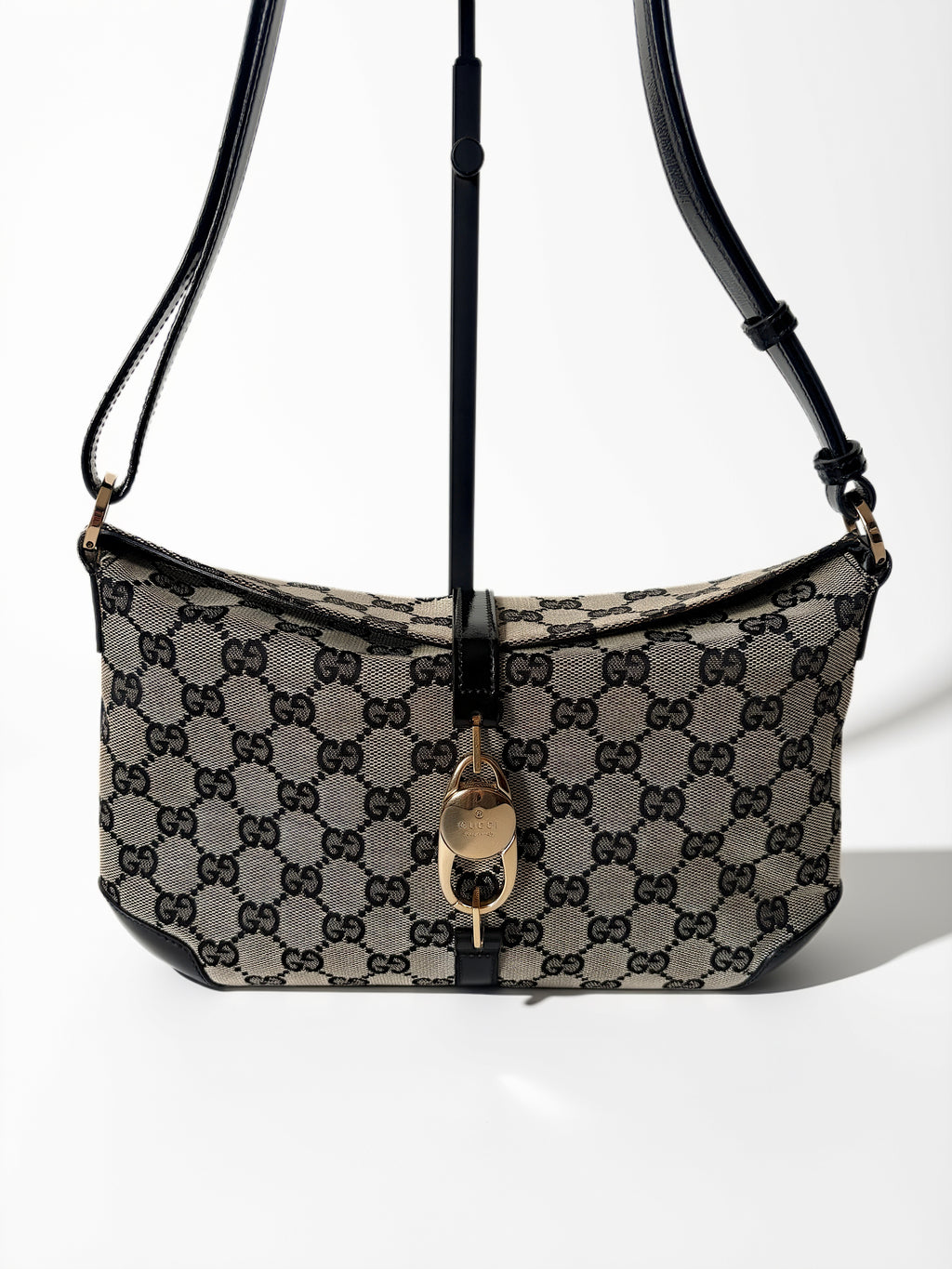 Pre-loved Gucci Jackie Vintage O. Close up grijs canvas, zwart lakleer